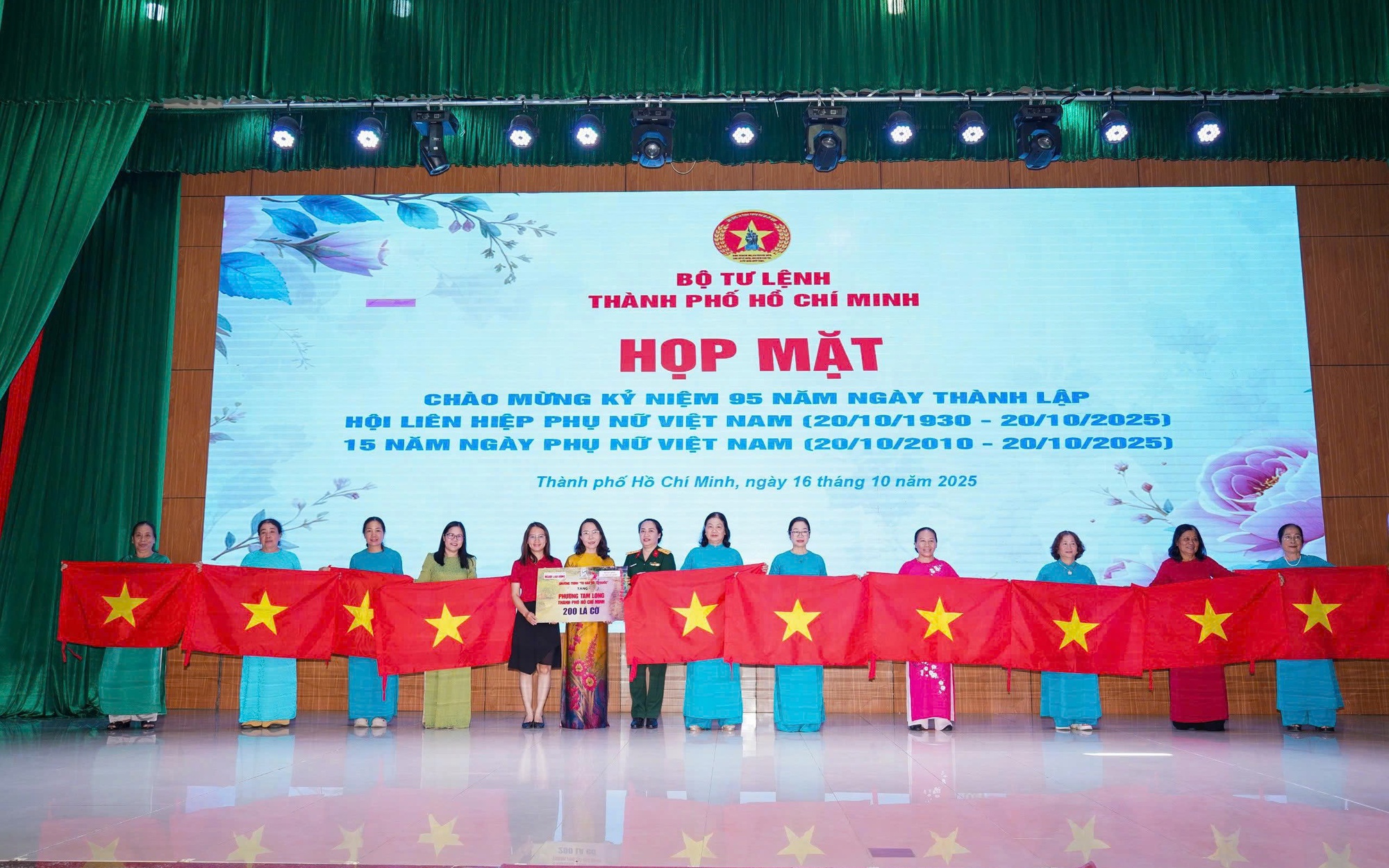 UBND TPHCM có chỉ đạo về công trình "Đường cờ Tổ quốc - Đường hoa Côn Đảo" của Báo Người Lao Động - Ảnh 2.