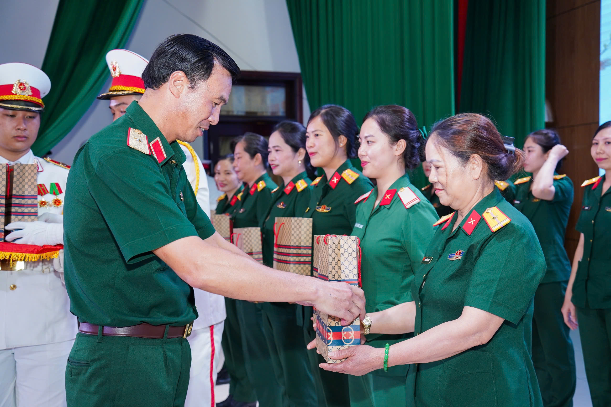 Nhiều hoạt động &yacute; nghĩa của Bộ Tư lệnh TP HCM ch&agrave;o mừng Ng&agrave;y Phụ nữ Việt Nam - Ảnh 13.