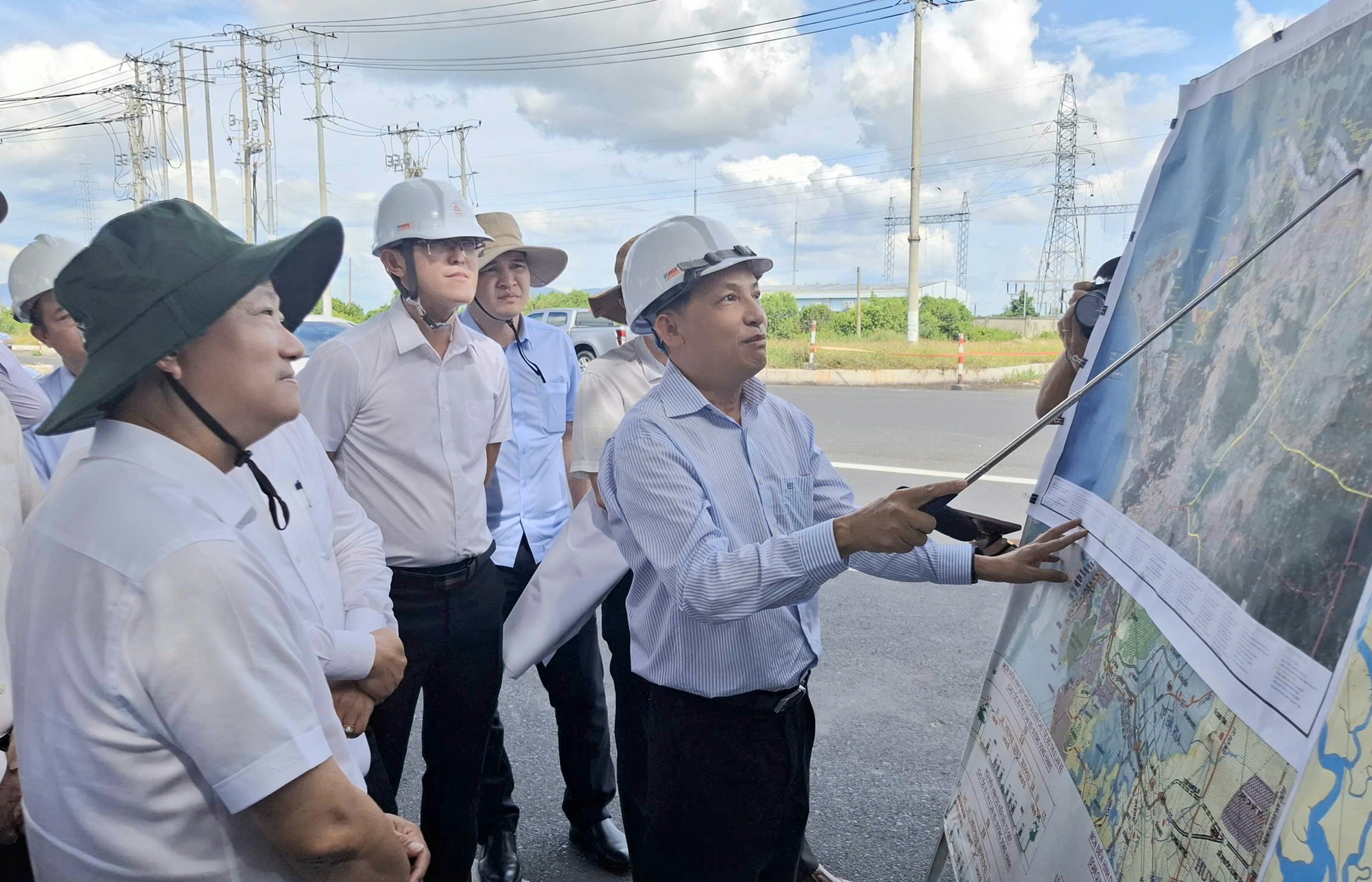 Ph&oacute; B&iacute; thư Th&agrave;nh ủy TP HCM V&otilde; Văn Minh khảo s&aacute;t c&aacute;c tuyến giao th&ocirc;ng trọng điểm kết nối - Ảnh 1.
