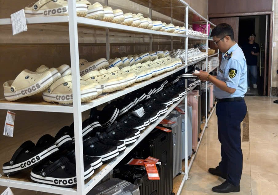 Kiểm tra cửa hàng Đà Nẵng phát hiện dép Crocs giả và áo Nike giả mạo - Ảnh 2.