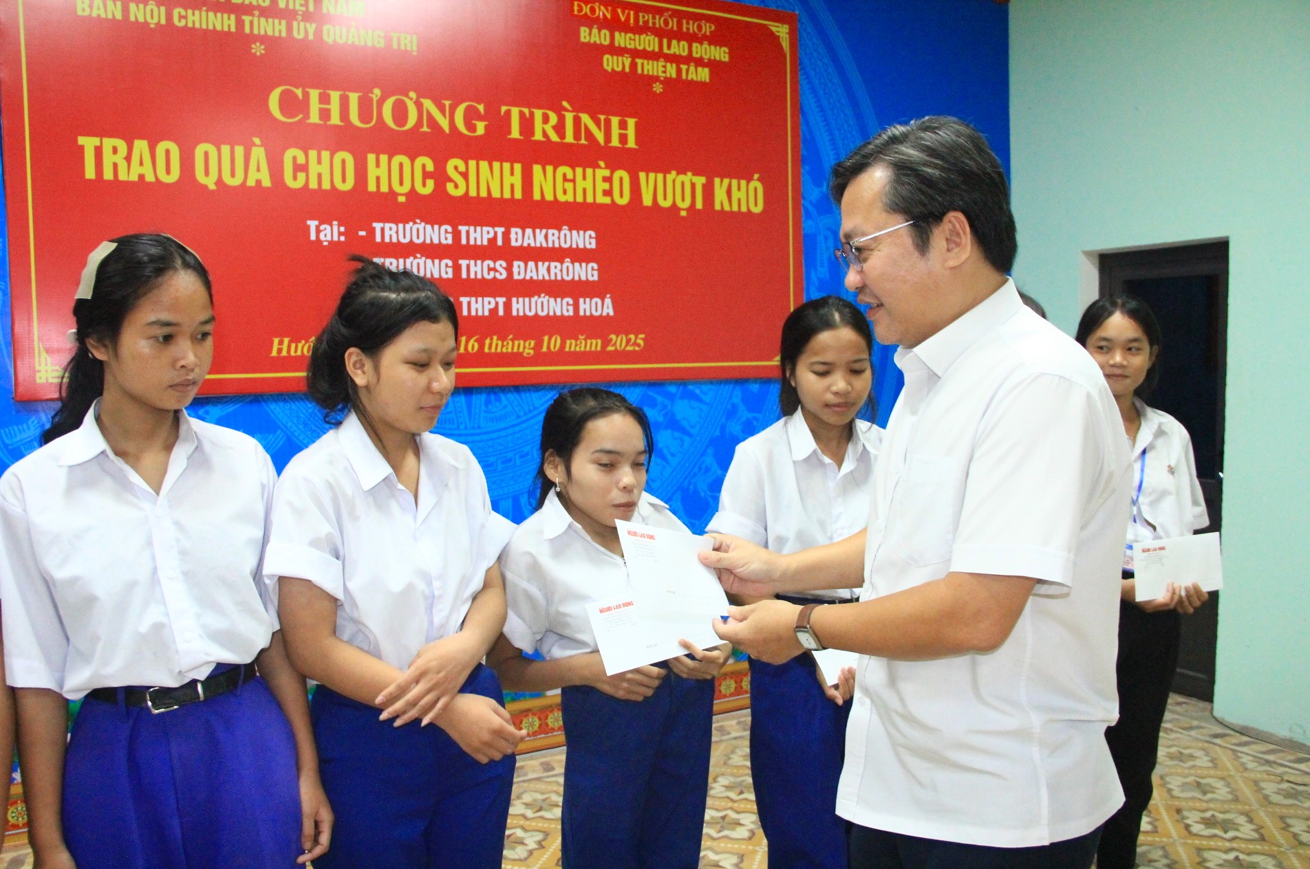 Trao 250 suất học bổng cho học sinh ngh&egrave;o vượt kh&oacute; tại Quảng Trị - Ảnh 12.