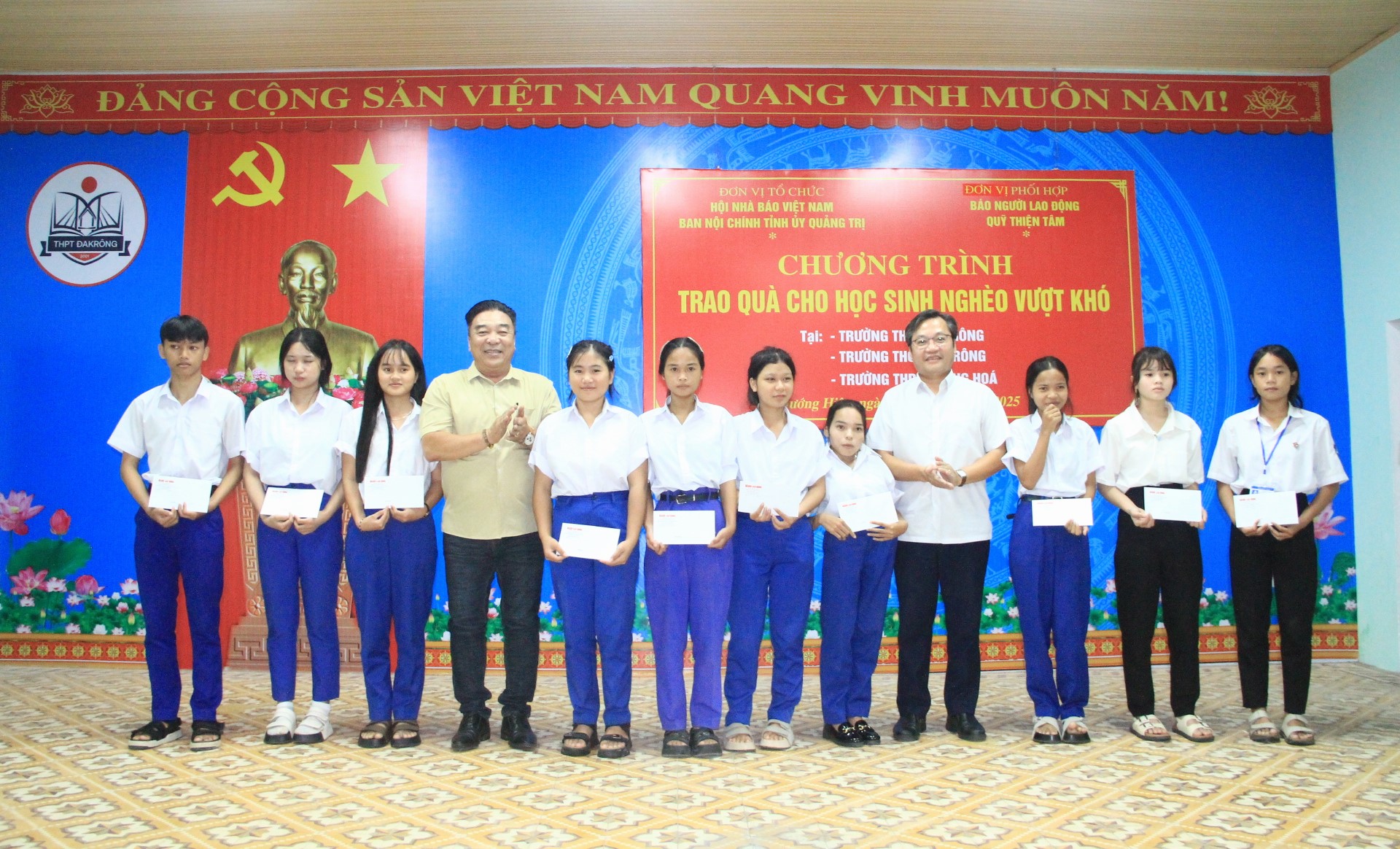 Trao 250 suất học bổng cho học sinh ngh&egrave;o vượt kh&oacute; tại Quảng Trị - Ảnh 14.