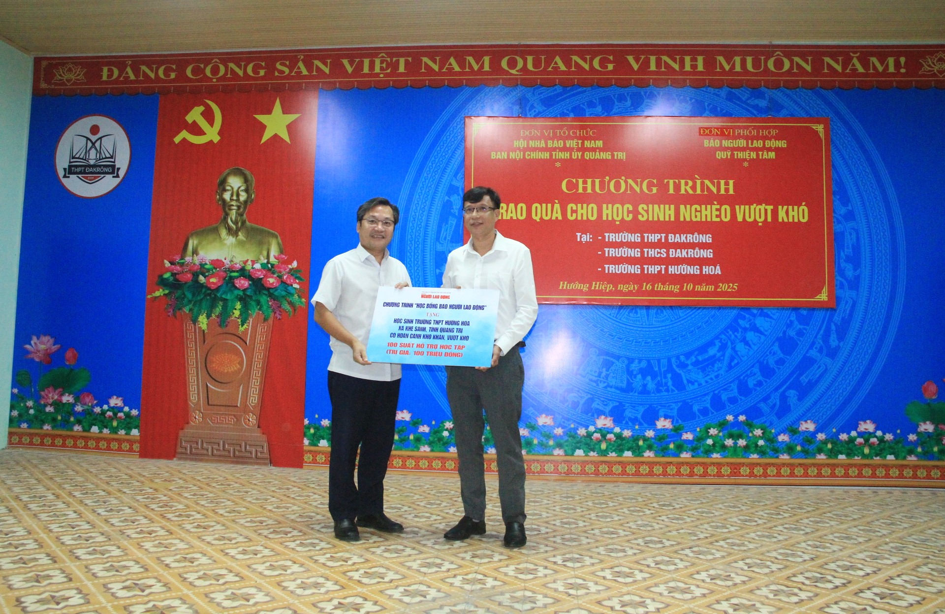 Trao 250 suất học bổng cho học sinh ngh&egrave;o vượt kh&oacute; tại Quảng Trị - Ảnh 5.