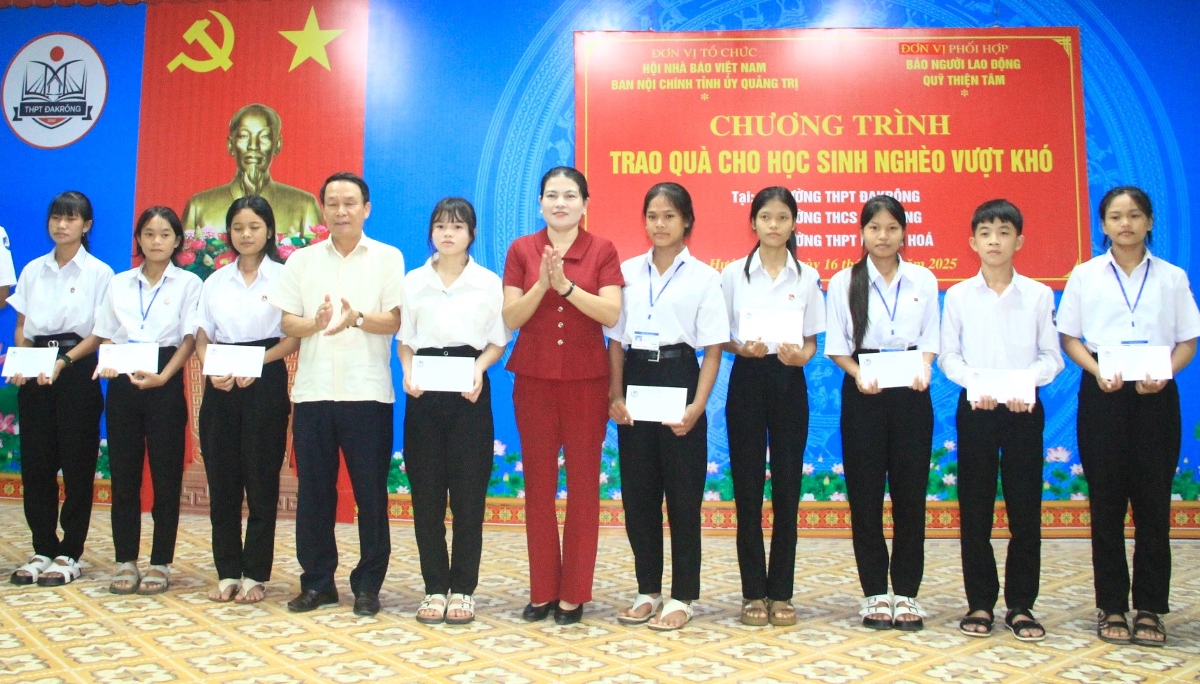 Trao 250 suất học bổng cho học sinh ngh&egrave;o vượt kh&oacute; tại Quảng Trị - Ảnh 9.
