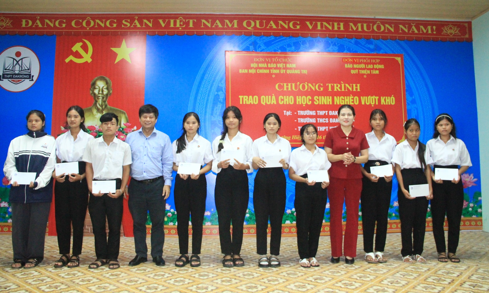 Trao 250 suất học bổng cho học sinh ngh&egrave;o vượt kh&oacute; tại Quảng Trị - Ảnh 11.