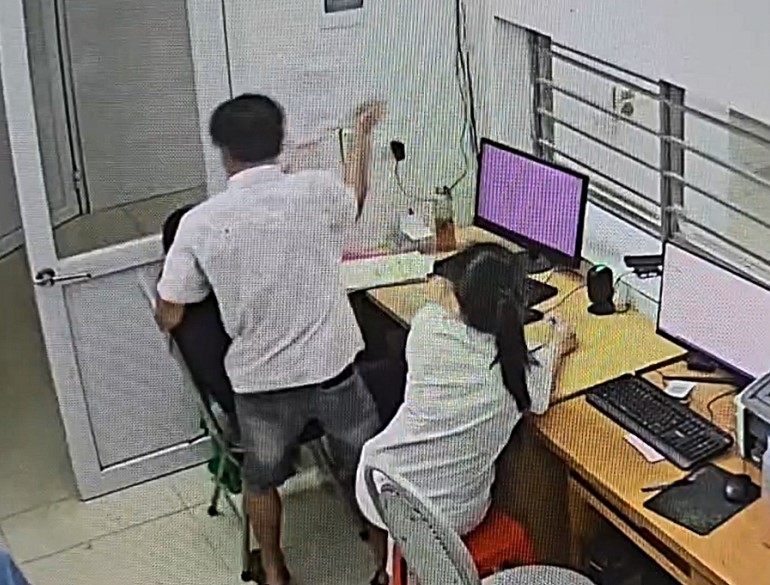 Tạm giữ người đàn ông xông vào phòng cấp cứu đe dọa, đòi hành hung nữ bác sĩ - Ảnh 3.