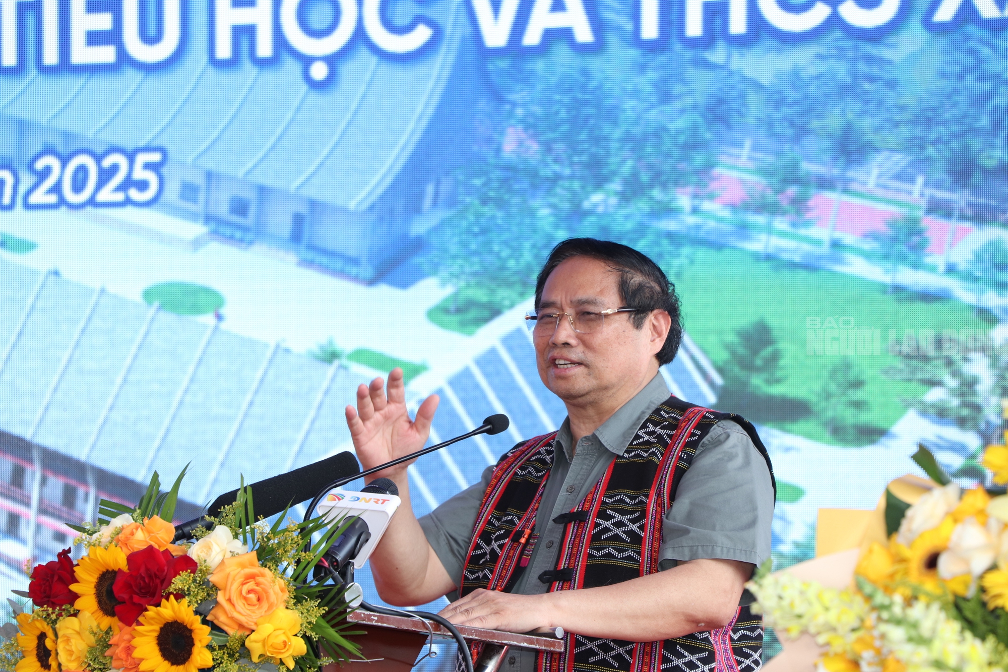 Thủ tướng Phạm Minh Ch&iacute;nh khởi c&ocirc;ng trường học mới ở bi&ecirc;n giới Đ&agrave; Nẵng - Ảnh 6.