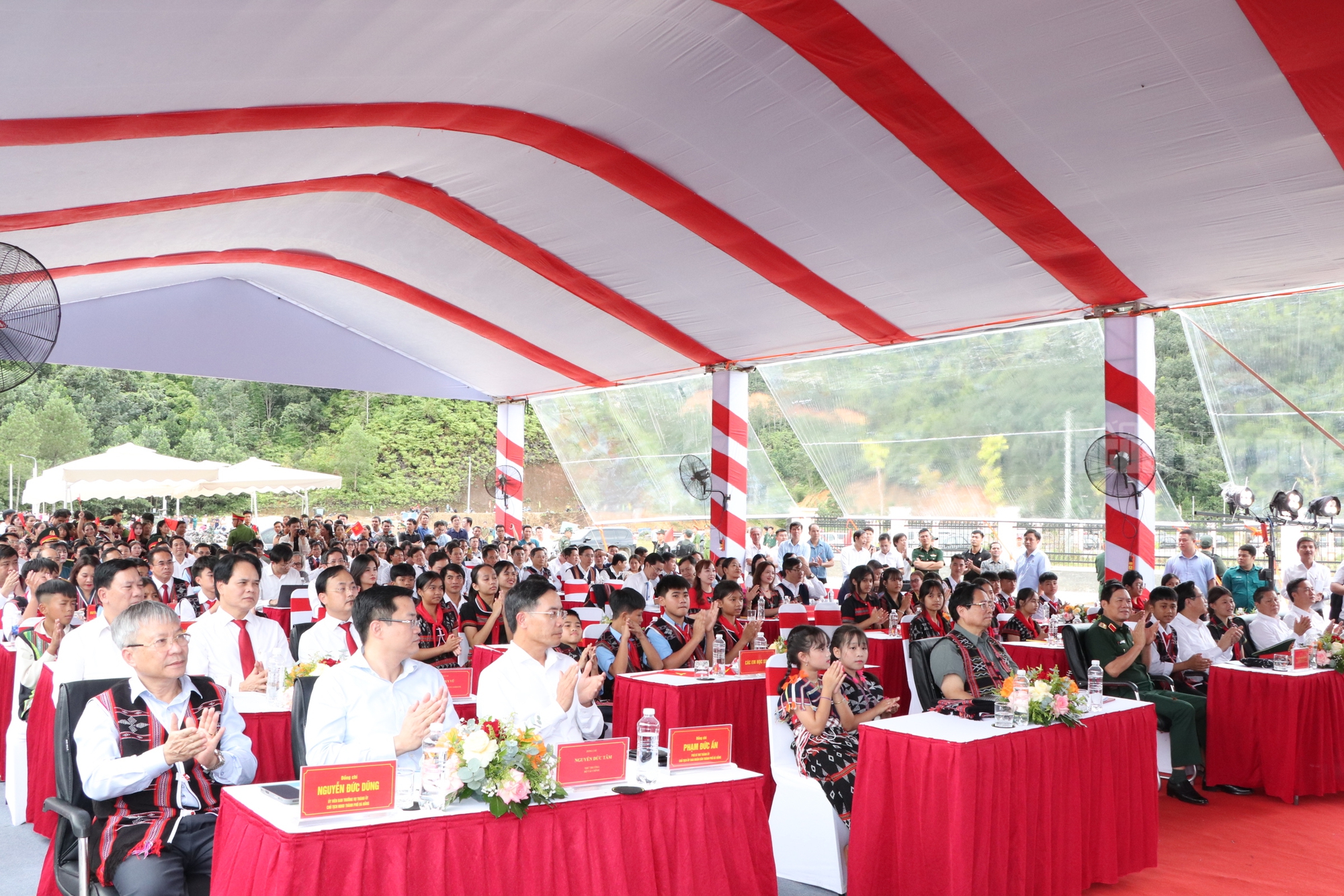 Thủ tướng Phạm Minh Ch&iacute;nh khởi c&ocirc;ng trường học mới ở bi&ecirc;n giới Đ&agrave; Nẵng - Ảnh 7.