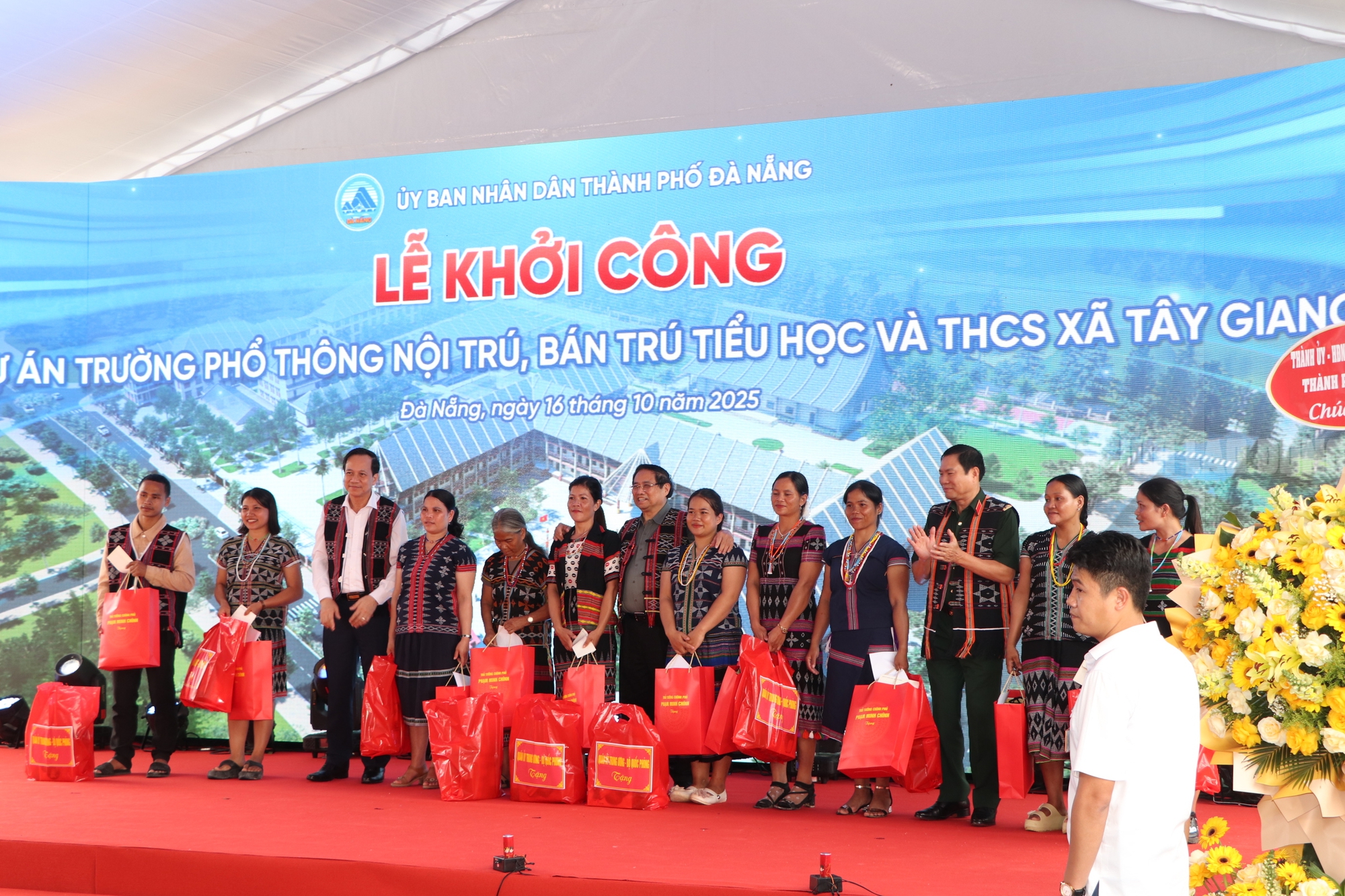 Thủ tướng Phạm Minh Ch&iacute;nh khởi c&ocirc;ng trường học mới ở bi&ecirc;n giới Đ&agrave; Nẵng - Ảnh 15.