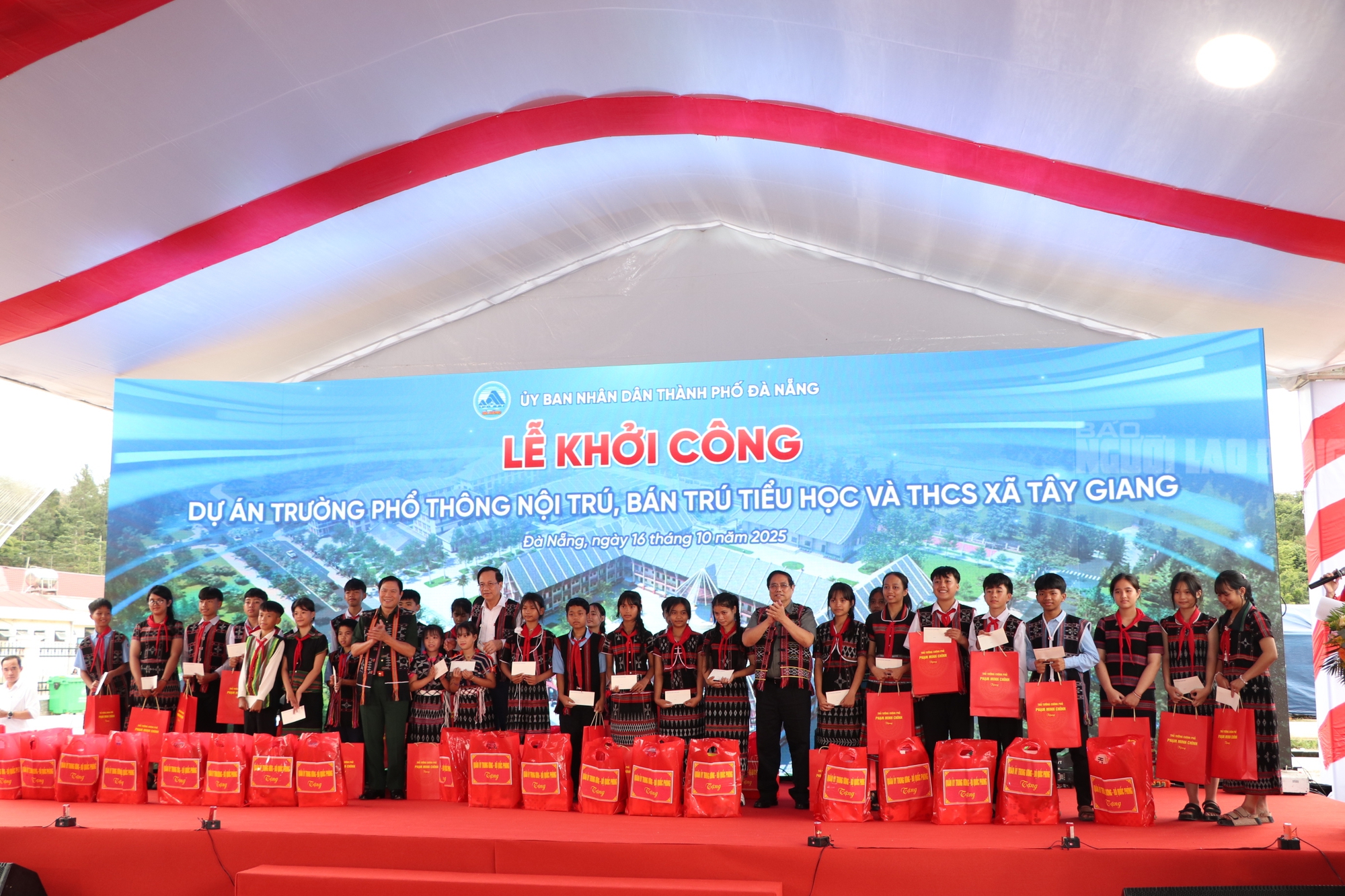 Thủ tướng Phạm Minh Ch&iacute;nh khởi c&ocirc;ng trường học mới ở bi&ecirc;n giới Đ&agrave; Nẵng - Ảnh 17.