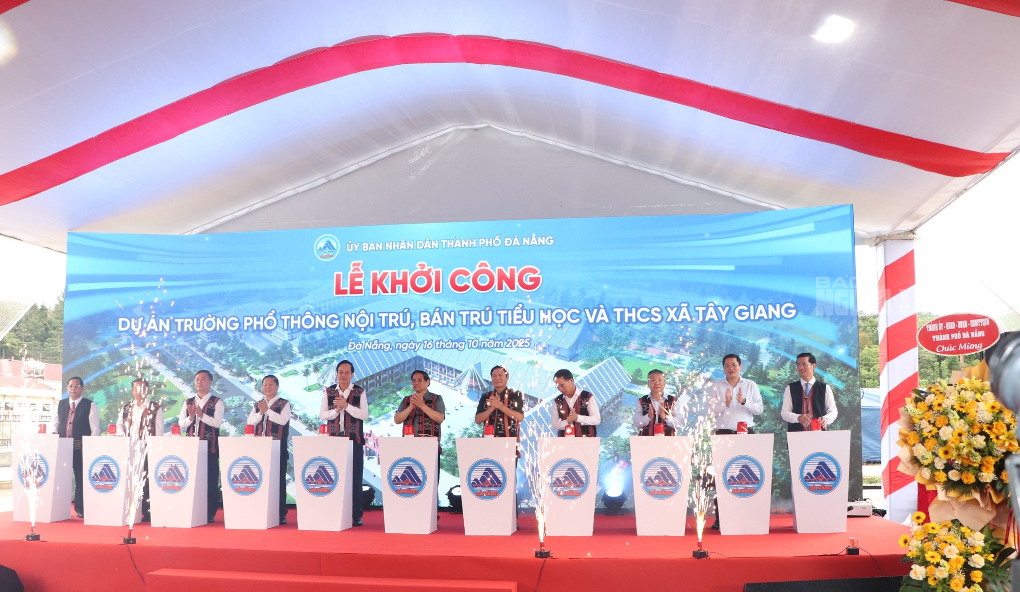 Thủ tướng Phạm Minh Ch&iacute;nh khởi c&ocirc;ng trường học mới ở bi&ecirc;n giới Đ&agrave; Nẵng - Ảnh 18.