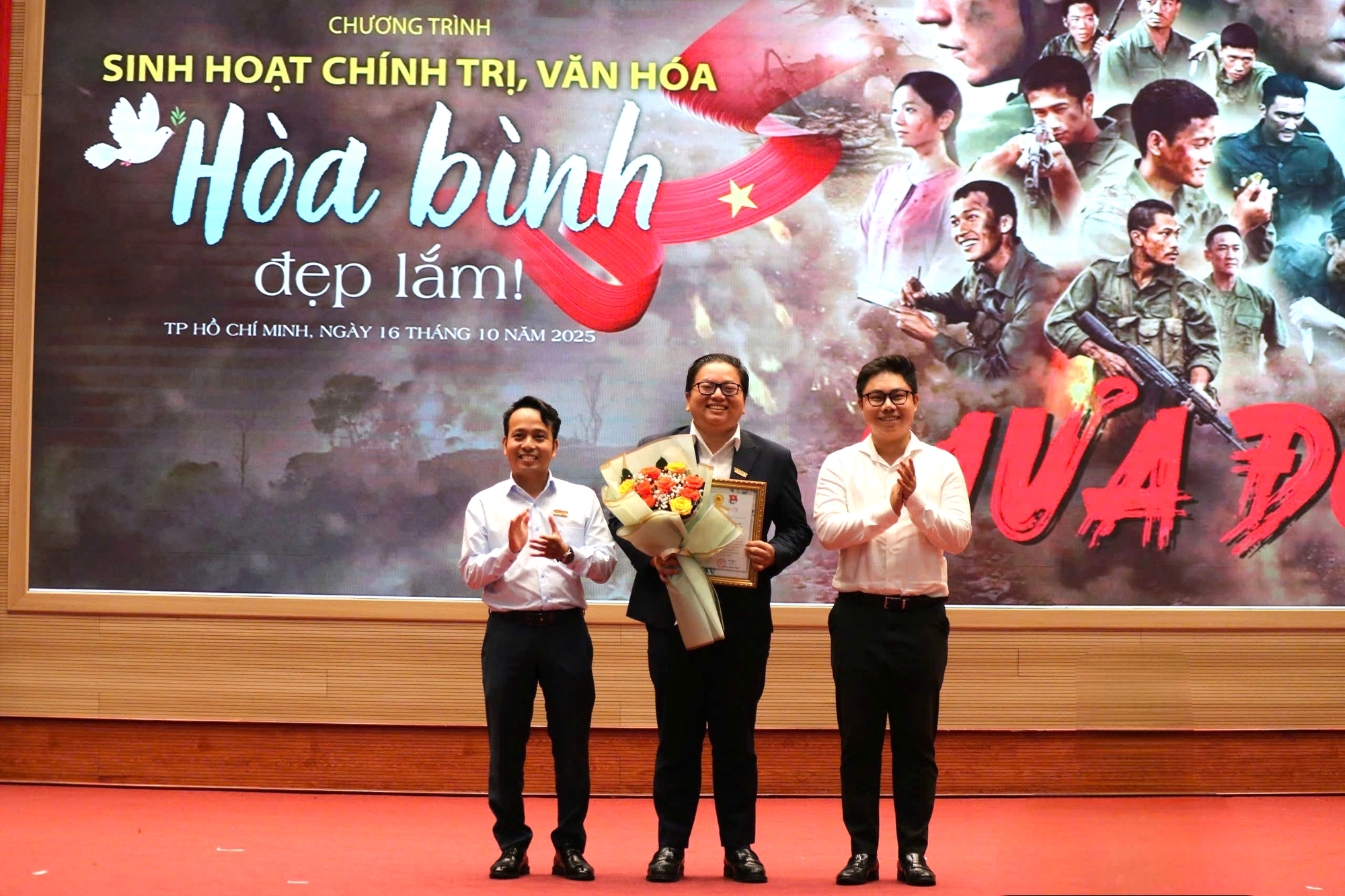 Giao lưu, sinh hoạt ch&iacute;nh trị, văn h&oacute;a với đo&agrave;n phim Mưa đỏ  - Ảnh 2.