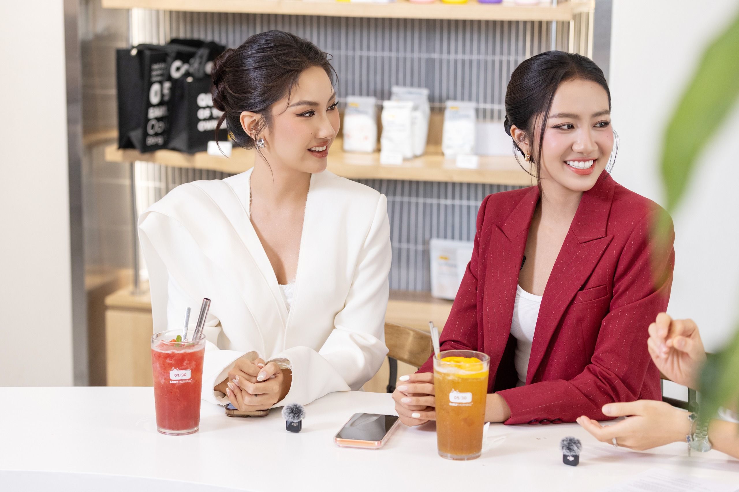 "Song Linh" hội ngộ: Hai n&agrave;ng hậu "đọ sắc" v&agrave; lan tỏa tinh thần phụ nữ Việt hiện đại   - Ảnh 1.
