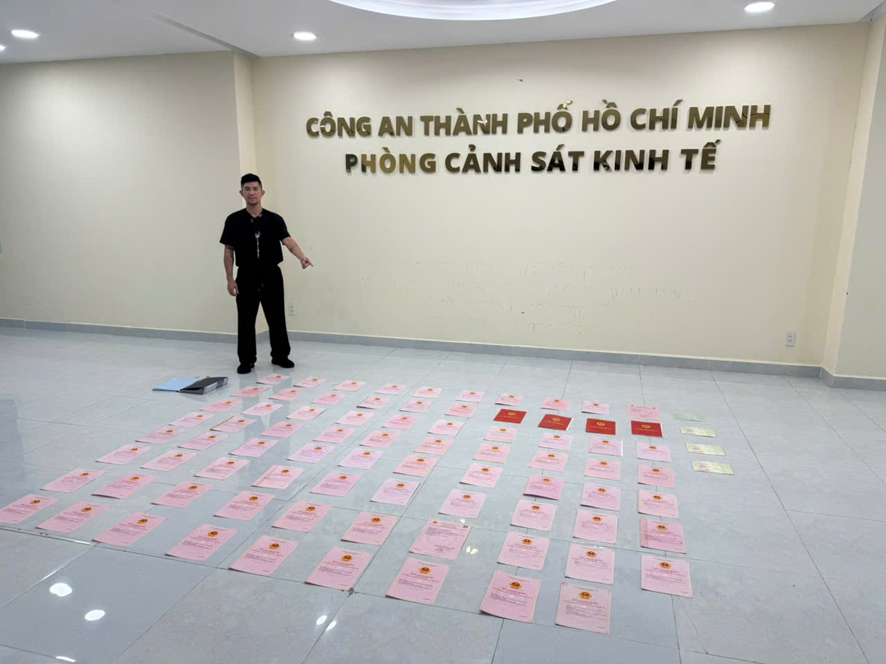 Ca sĩ Lương Bằng Quang bối rối khi mở k&eacute;t sắt của Ng&acirc;n 98 - Ảnh 3.
