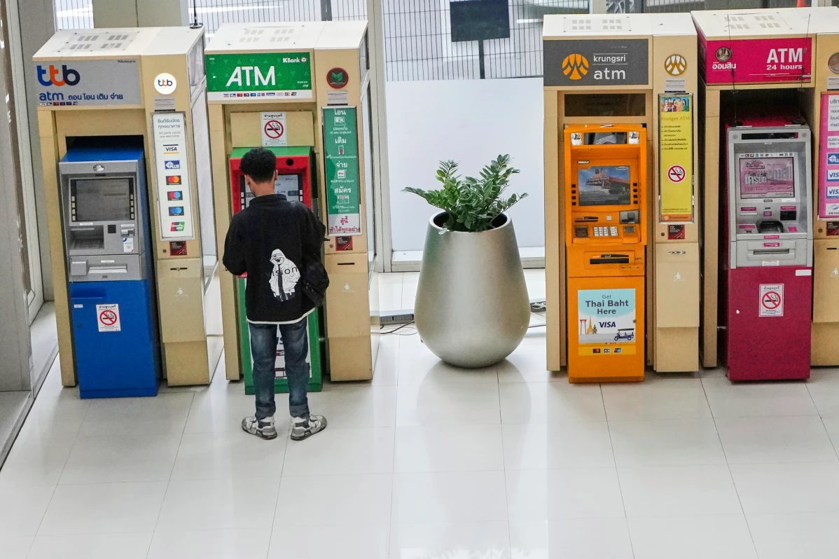 Nhiều nước siết chuyển tiền trực tuyến - Ảnh 1.