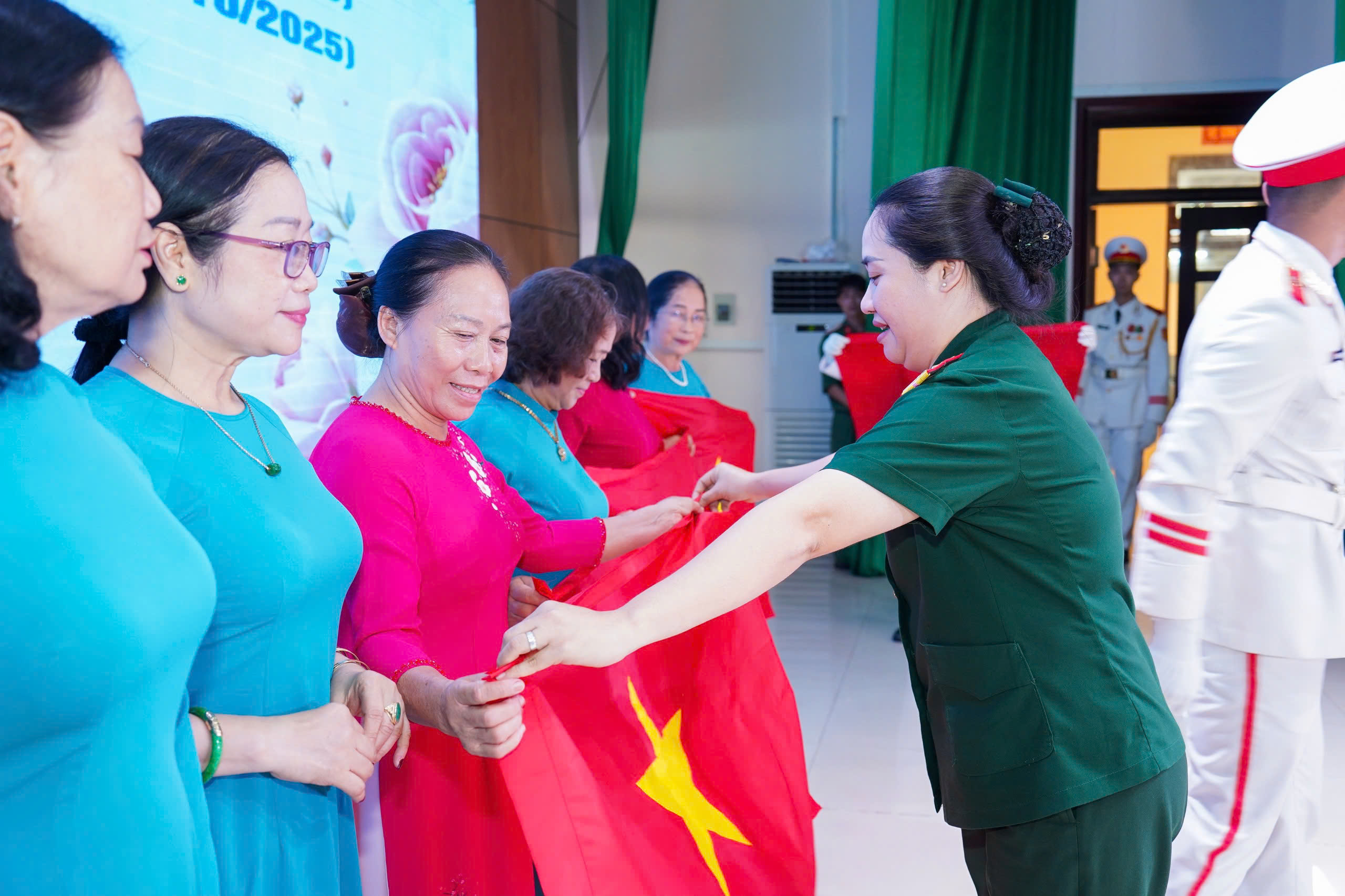 Nhiều hoạt động &yacute; nghĩa của Bộ Tư lệnh TP HCM ch&agrave;o mừng Ng&agrave;y Phụ nữ Việt Nam - Ảnh 5.