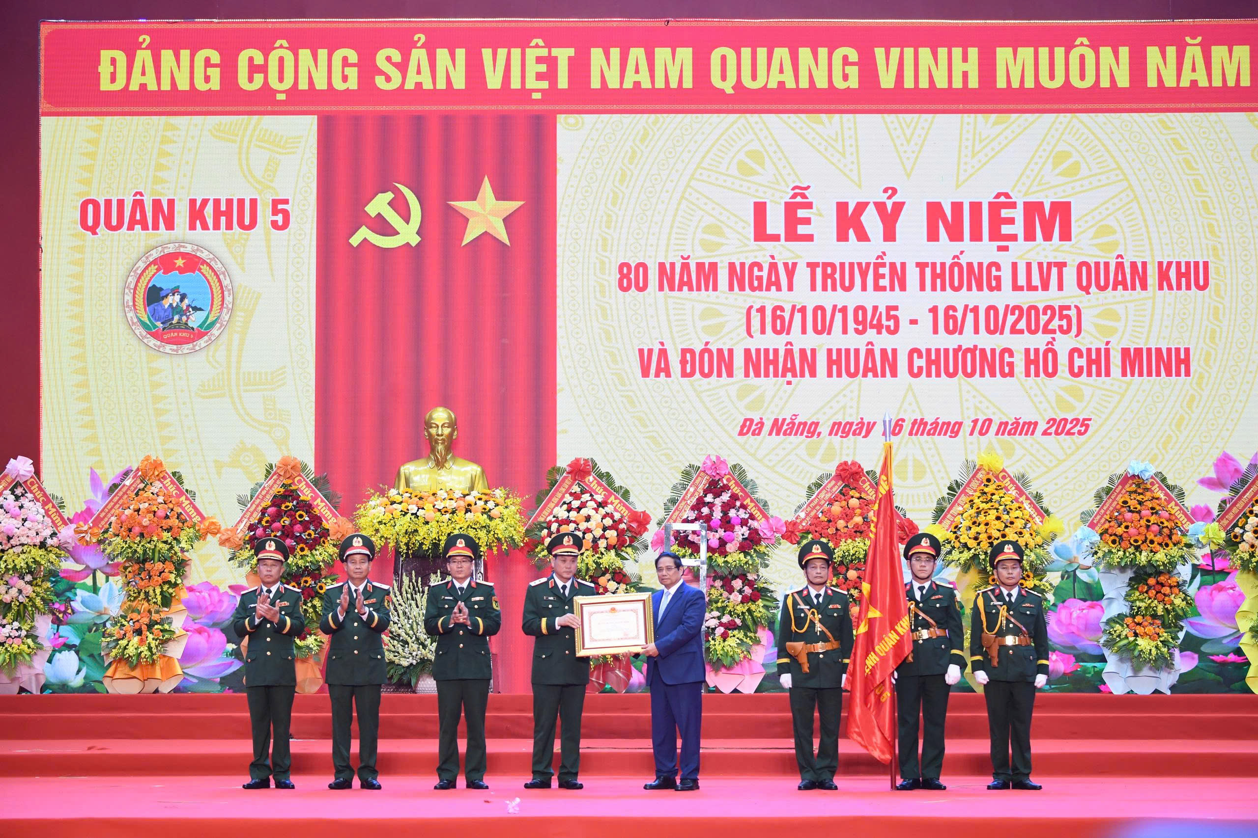 Thủ tướng Phạm Minh Ch&iacute;nh dự lễ kỷ niệm 80 năm Lực lượng vũ trang Qu&acirc;n khu 5 - Ảnh 3.