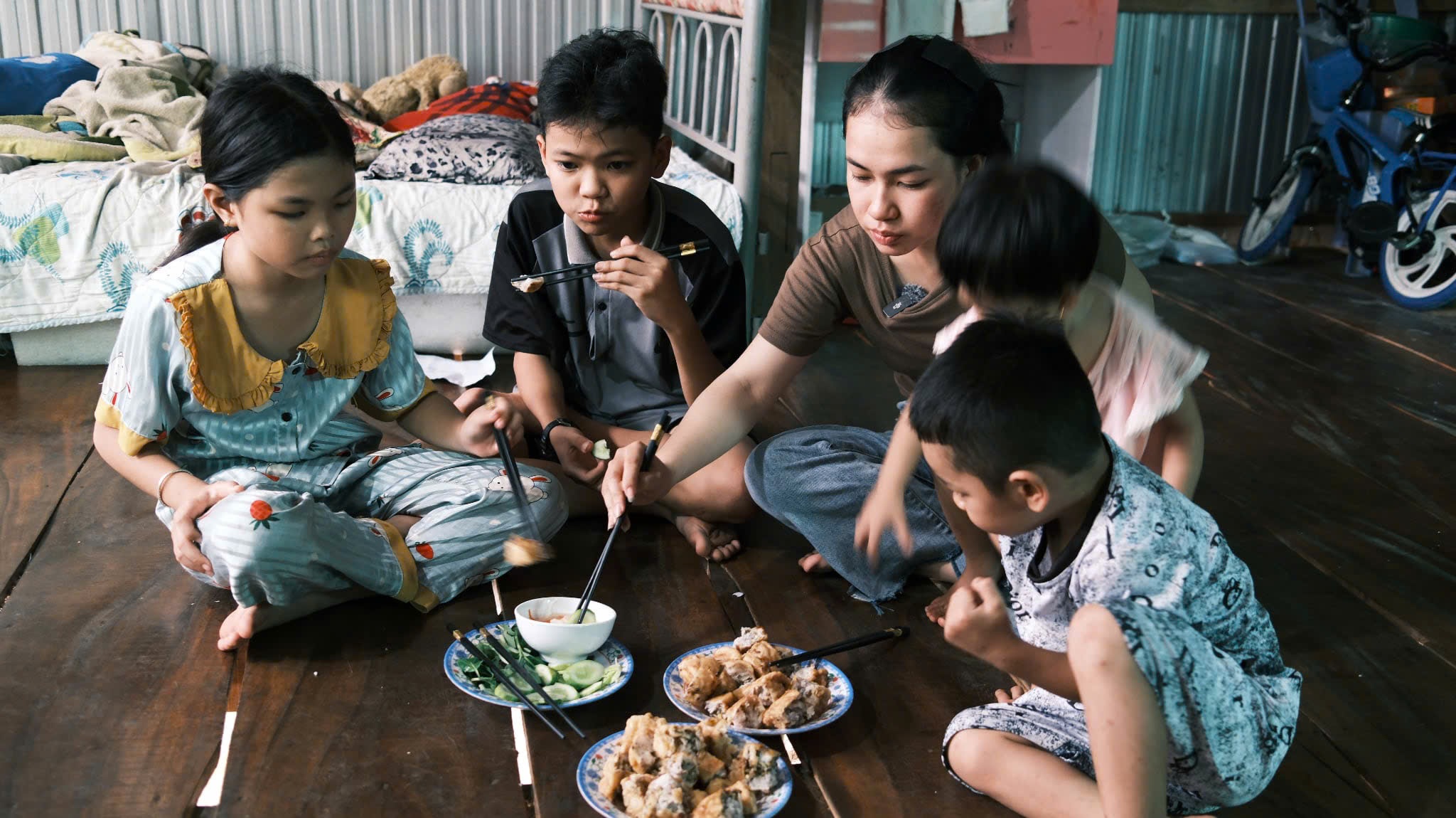Gần 152 triệu đồng của bạn đọc gi&uacute;p đỡ 5 chị em mồ c&ocirc;i ở Đồng Th&aacute;p - Ảnh 6.