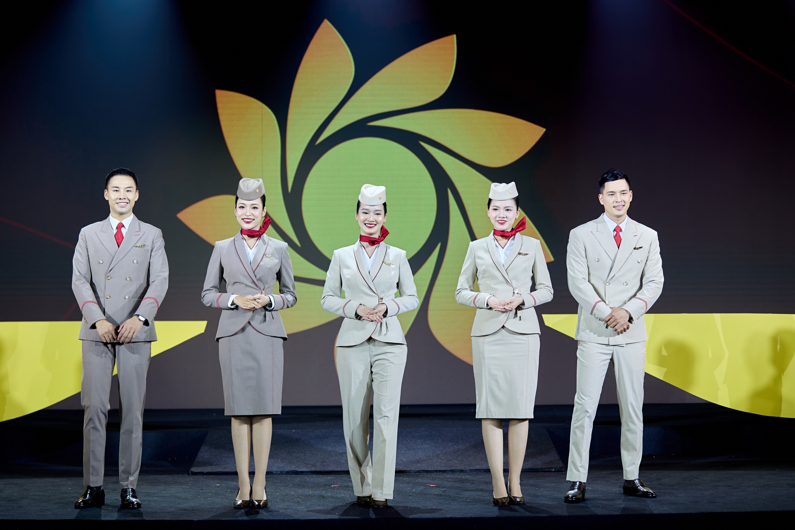 "Soi" đồng phục tiếp vi&ecirc;n, phi c&ocirc;ng Sun PhuQuoc Airways - Ảnh 4.