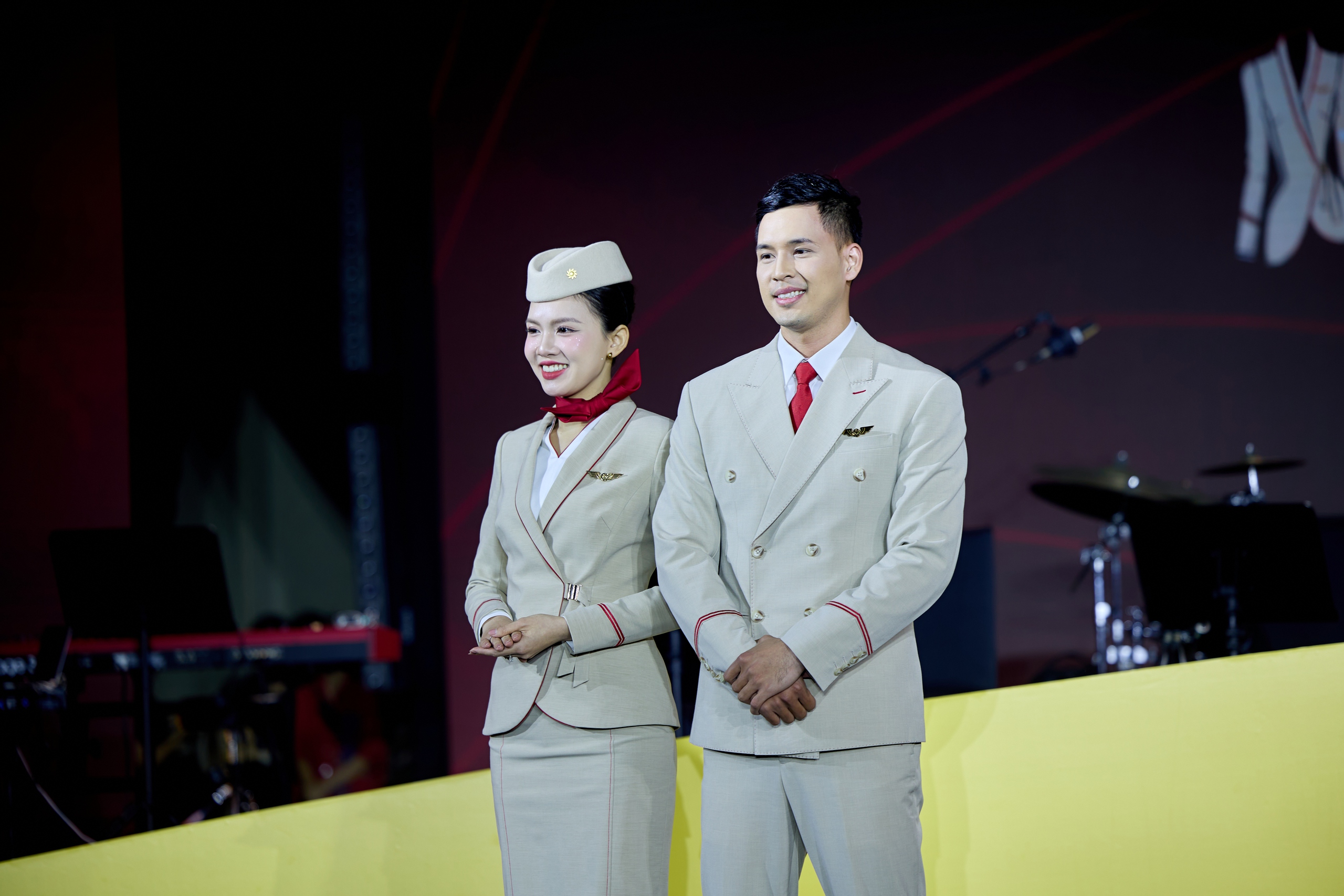 "Soi" đồng phục tiếp vi&ecirc;n, phi c&ocirc;ng Sun PhuQuoc Airways - Ảnh 5.