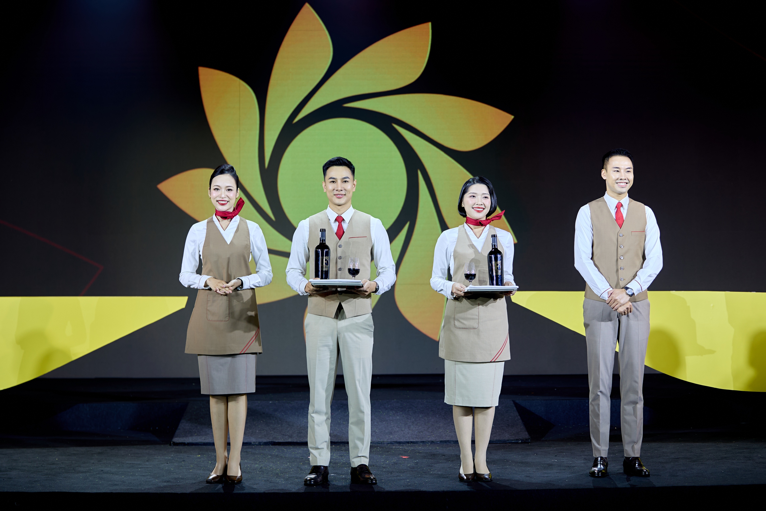 "Soi" đồng phục tiếp vi&ecirc;n, phi c&ocirc;ng Sun PhuQuoc Airways - Ảnh 7.