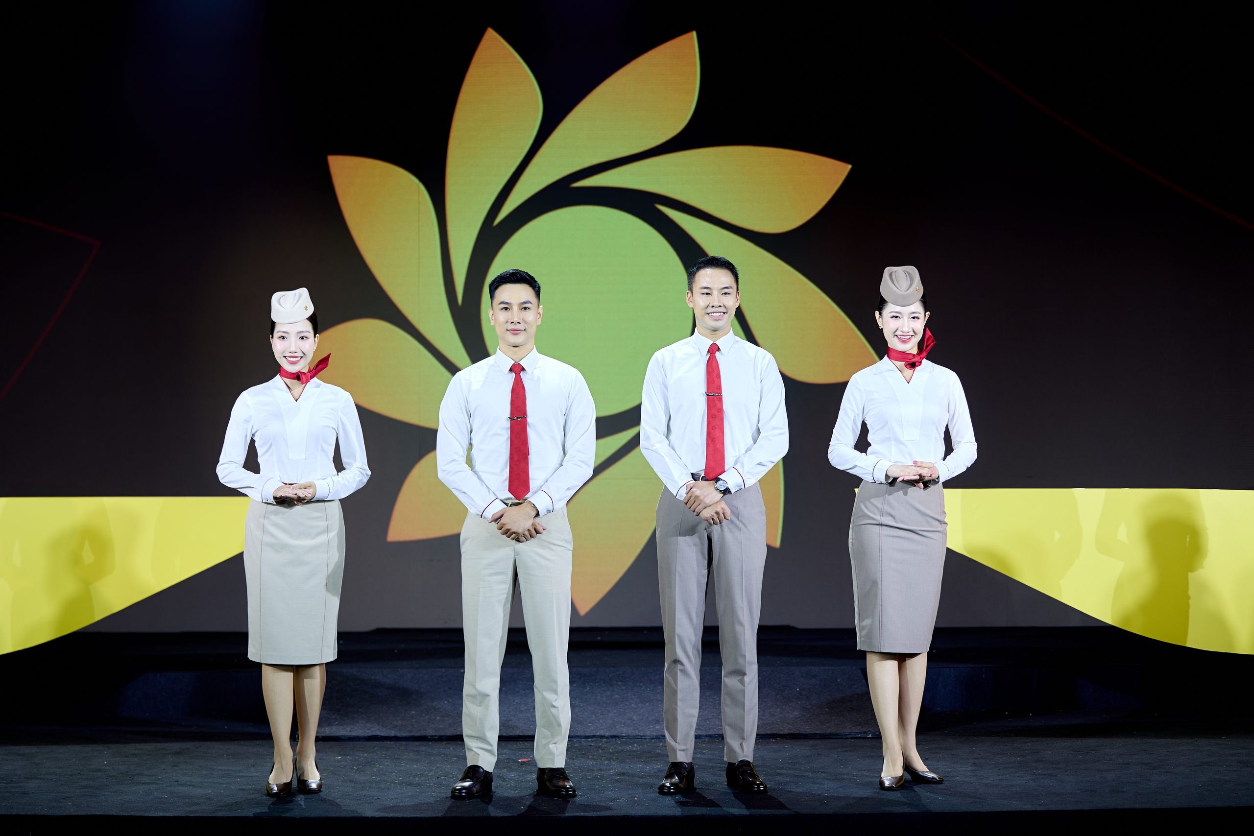"Soi" đồng phục tiếp vi&ecirc;n, phi c&ocirc;ng Sun PhuQuoc Airways - Ảnh 6.