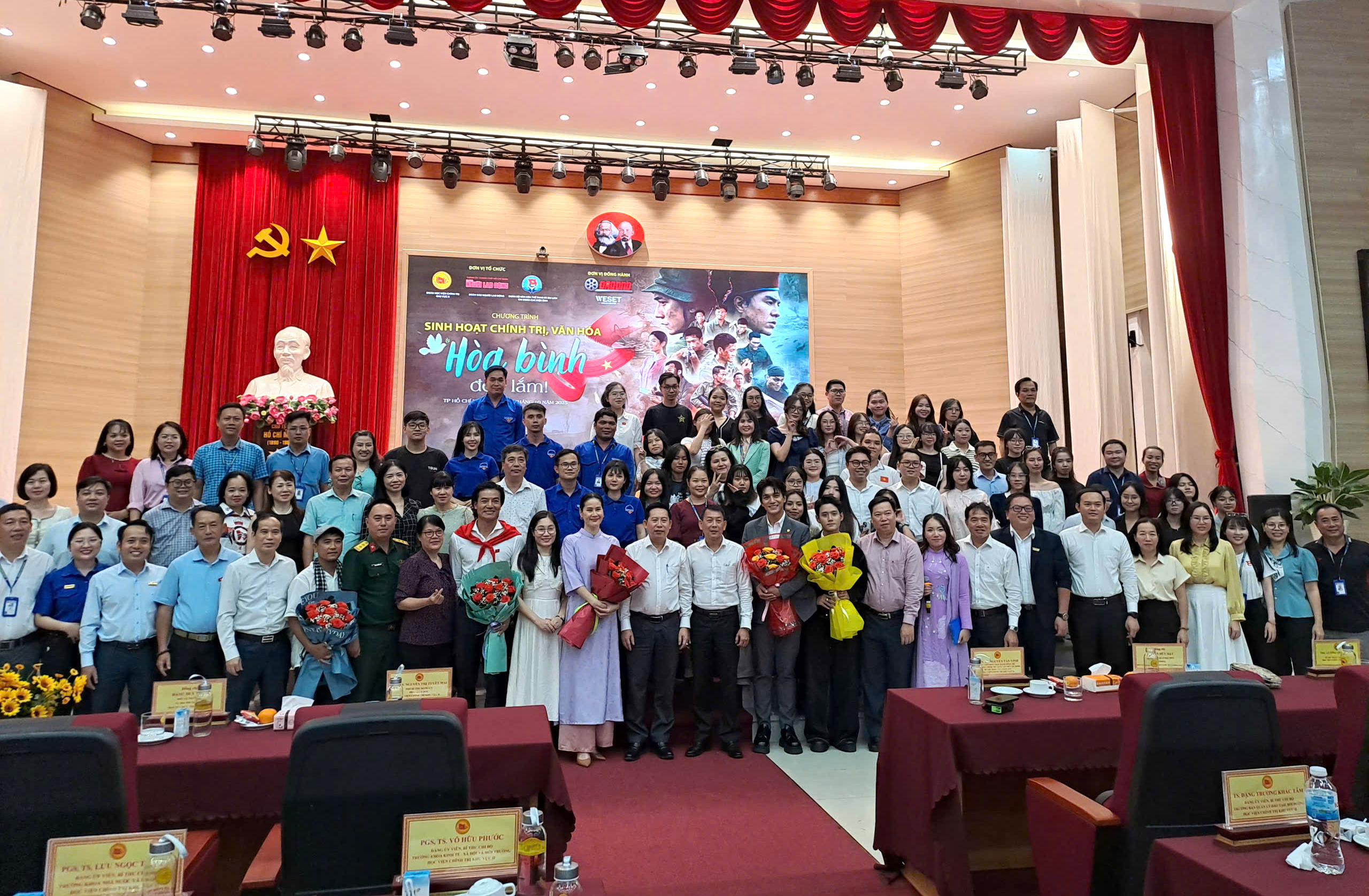 Giao lưu, sinh hoạt ch&iacute;nh trị, văn h&oacute;a với đo&agrave;n phim Mưa đỏ  - Ảnh 15.