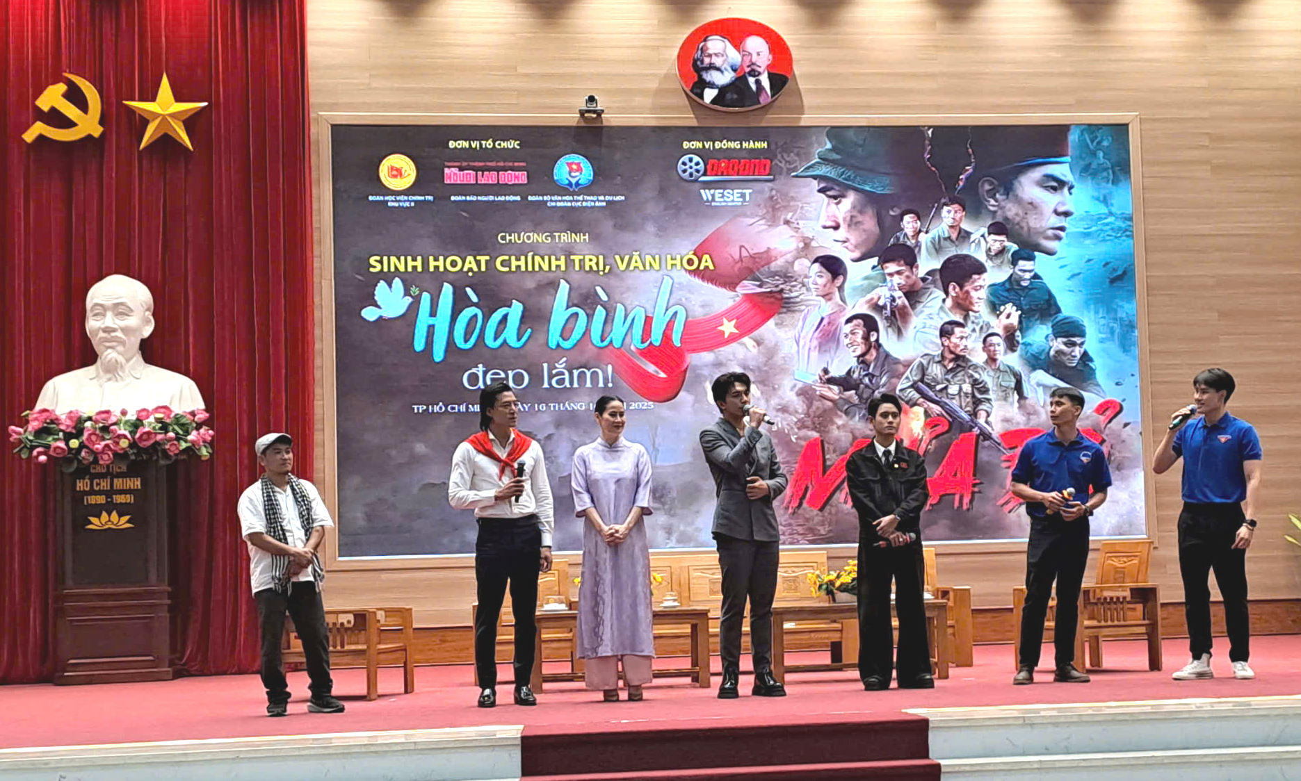 Giao lưu, sinh hoạt ch&iacute;nh trị, văn h&oacute;a với đo&agrave;n phim Mưa đỏ  - Ảnh 13.