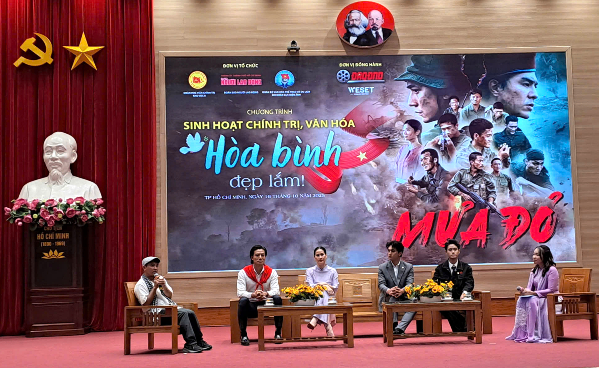 Giao lưu, sinh hoạt ch&iacute;nh trị, văn h&oacute;a với đo&agrave;n phim Mưa đỏ  - Ảnh 4.