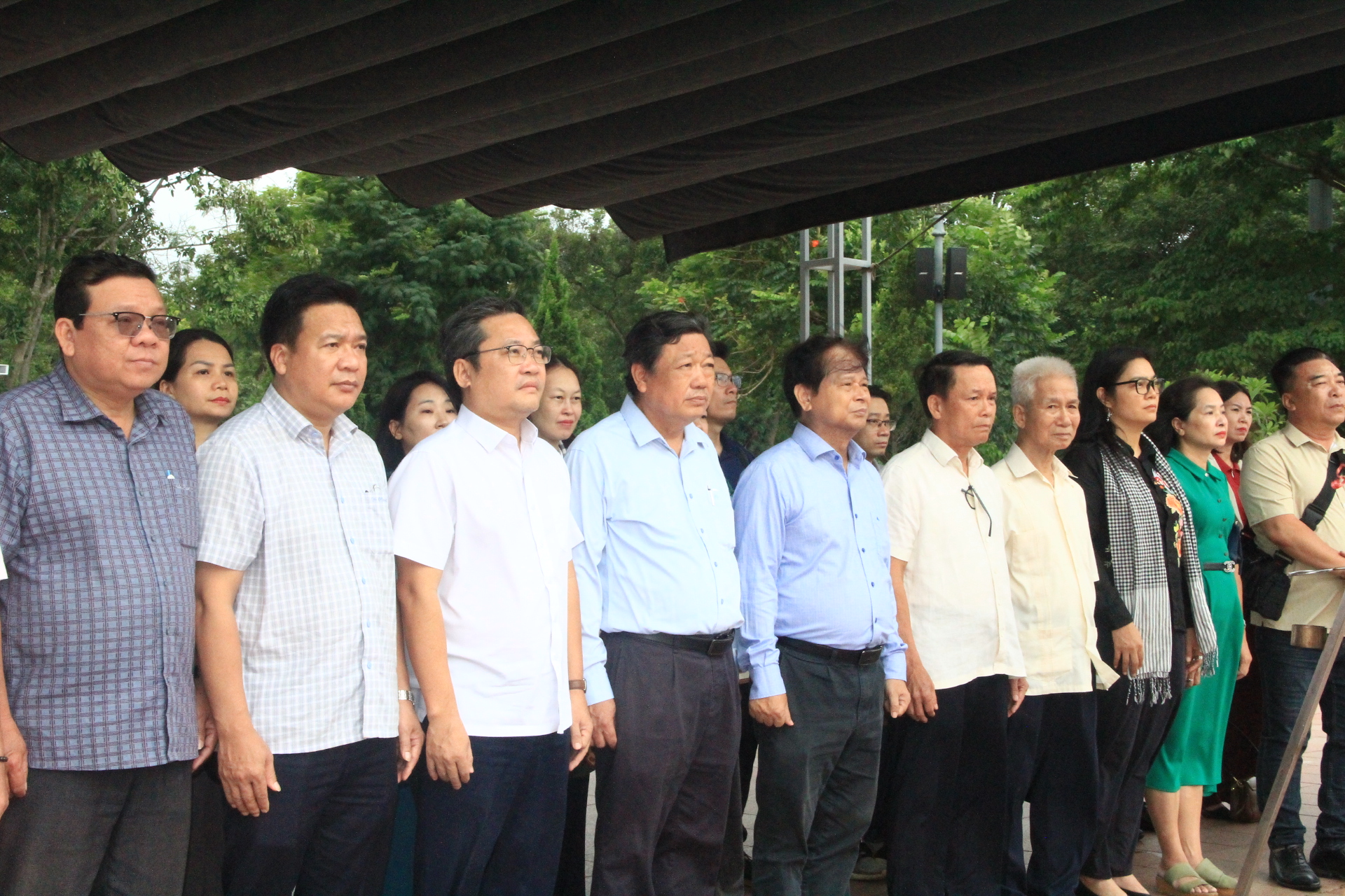 Đo&agrave;n c&ocirc;ng t&aacute;c Hội Nh&agrave; b&aacute;o Việt Nam tri &acirc;n c&aacute;c anh h&ugrave;ng liệt sĩ Th&agrave;nh cổ Quảng Trị - Ảnh 4.