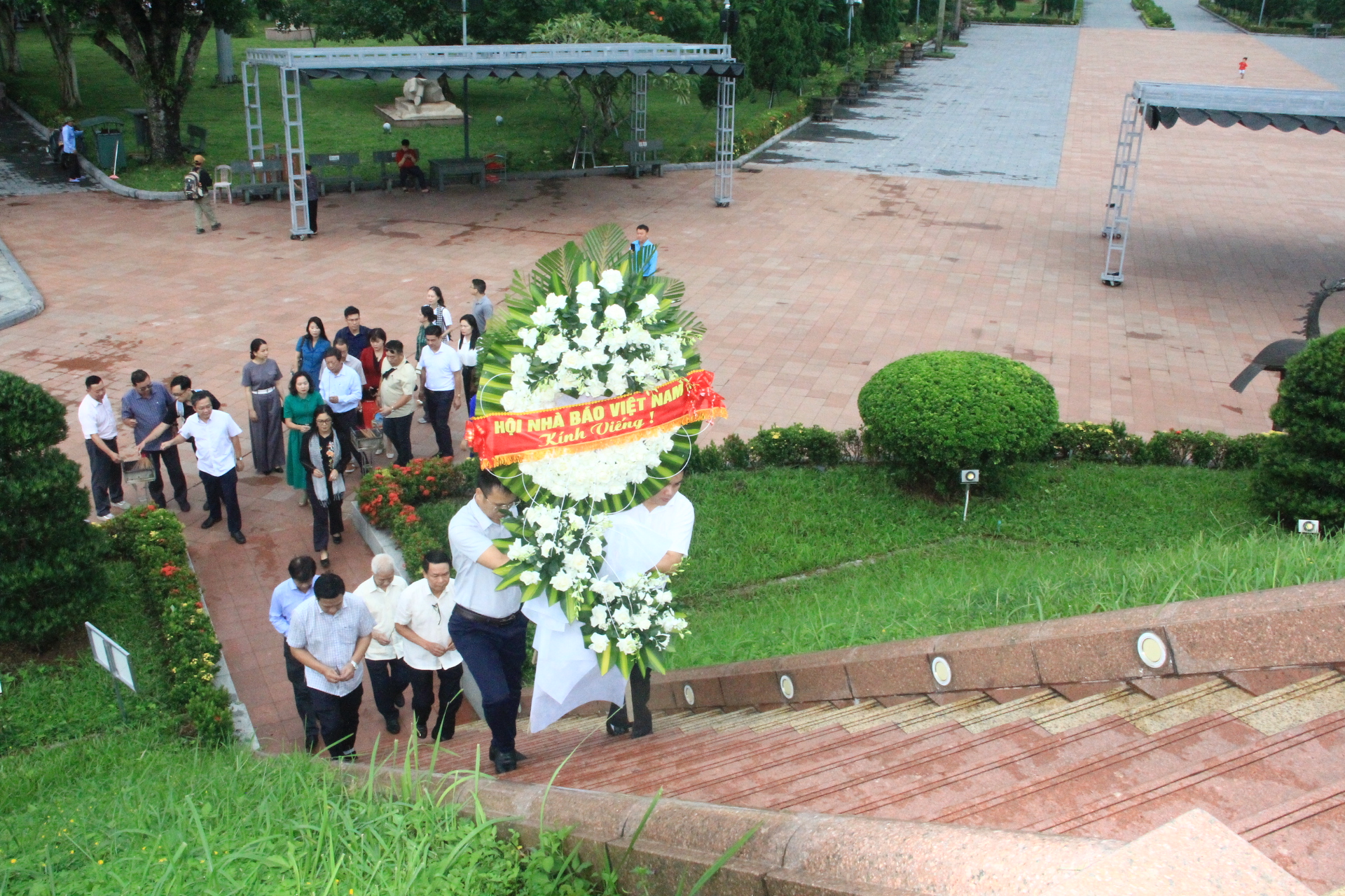 Đo&agrave;n c&ocirc;ng t&aacute;c Hội Nh&agrave; b&aacute;o Việt Nam tri &acirc;n c&aacute;c anh h&ugrave;ng liệt sĩ Th&agrave;nh cổ Quảng Trị - Ảnh 5.