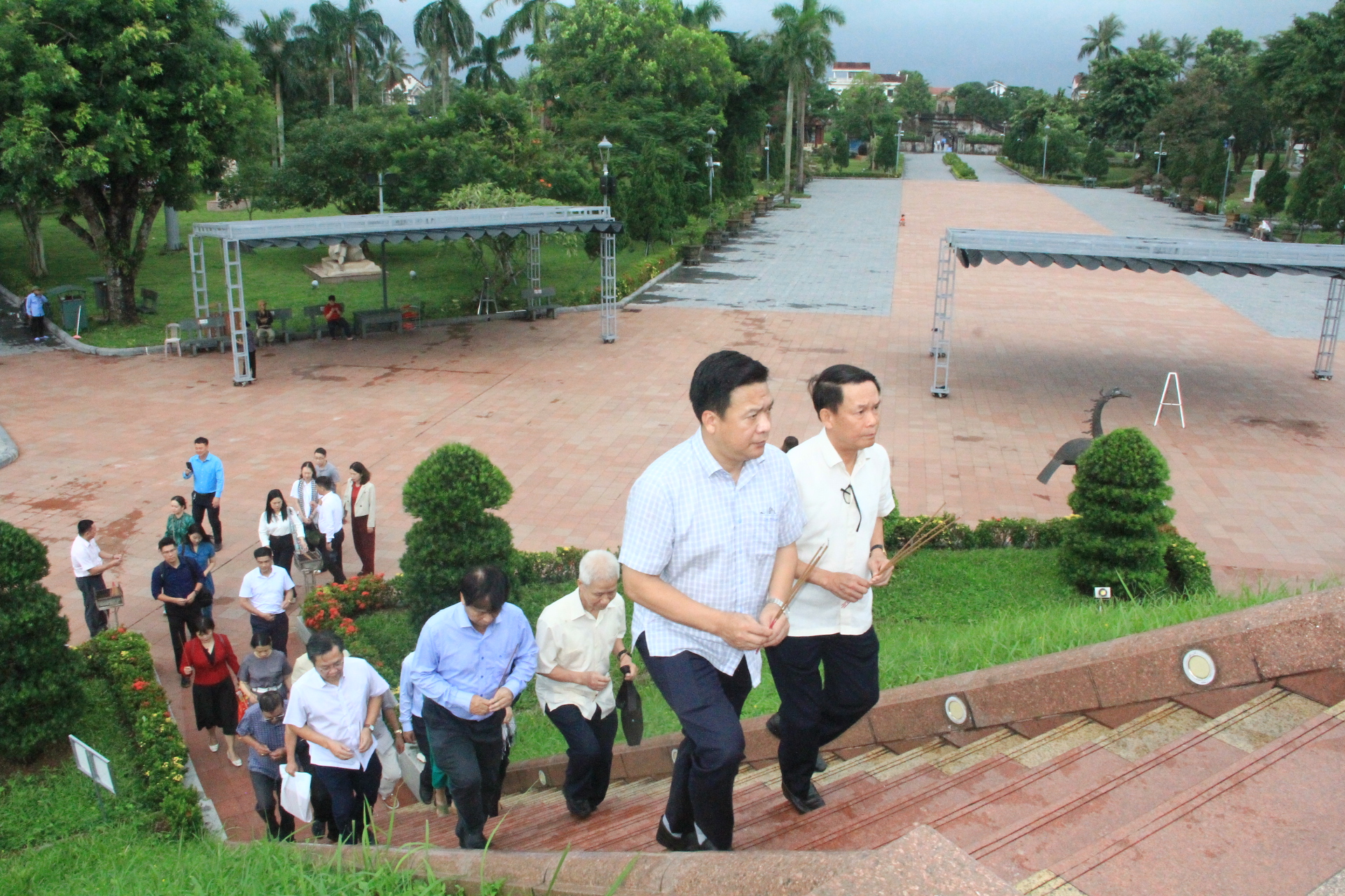 Đo&agrave;n c&ocirc;ng t&aacute;c Hội Nh&agrave; b&aacute;o Việt Nam tri &acirc;n c&aacute;c anh h&ugrave;ng liệt sĩ Th&agrave;nh cổ Quảng Trị - Ảnh 6.