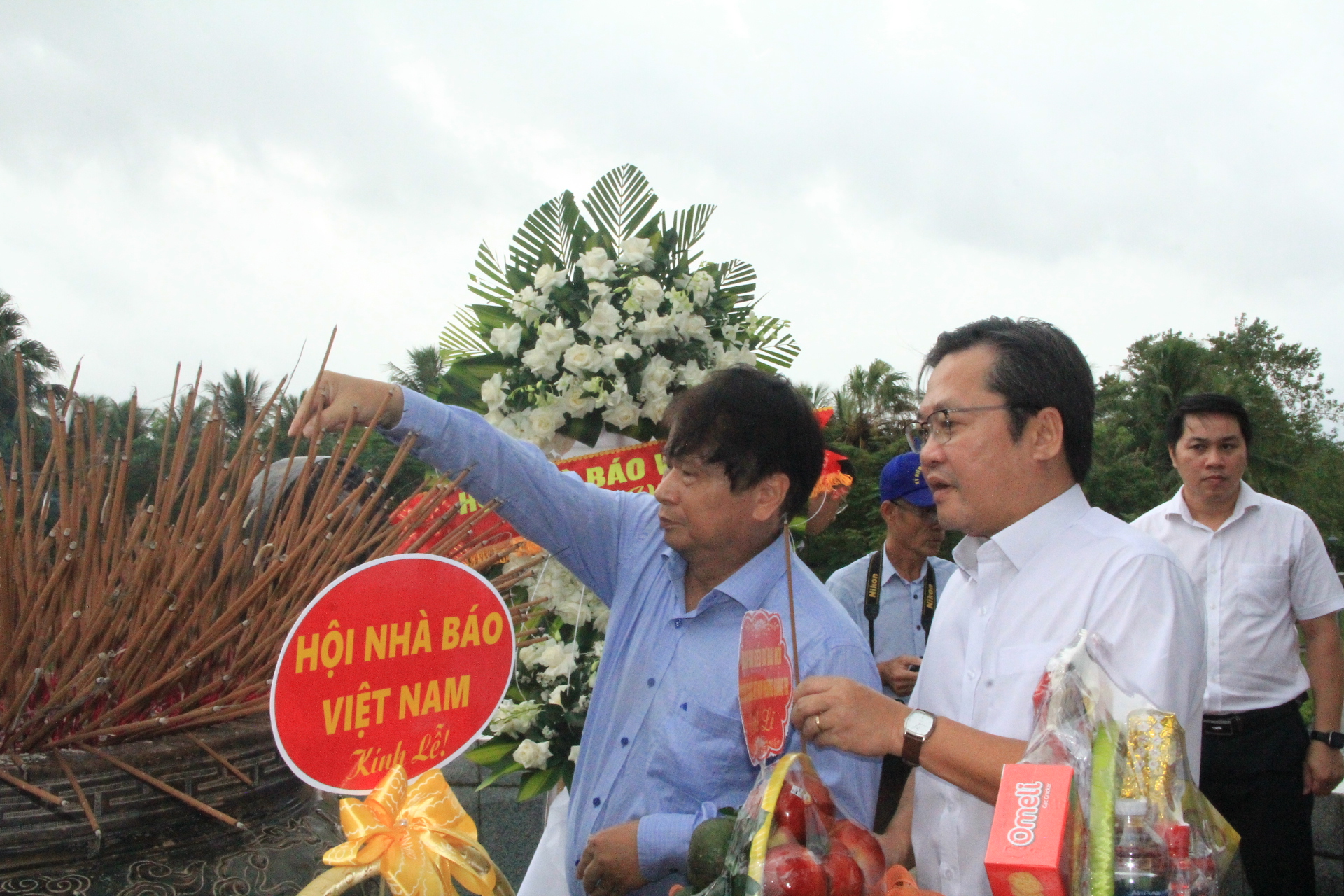 Đo&agrave;n c&ocirc;ng t&aacute;c Hội Nh&agrave; b&aacute;o Việt Nam tri &acirc;n c&aacute;c anh h&ugrave;ng liệt sĩ Th&agrave;nh cổ Quảng Trị - Ảnh 9.