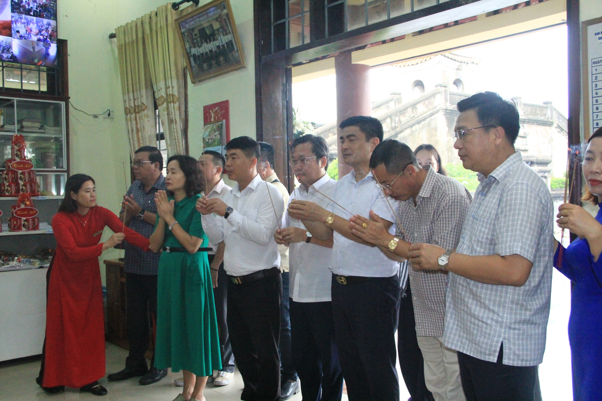 Đo&agrave;n c&ocirc;ng t&aacute;c Hội Nh&agrave; b&aacute;o Việt Nam tri &acirc;n c&aacute;c anh h&ugrave;ng liệt sĩ Th&agrave;nh cổ Quảng Trị - Ảnh 12.