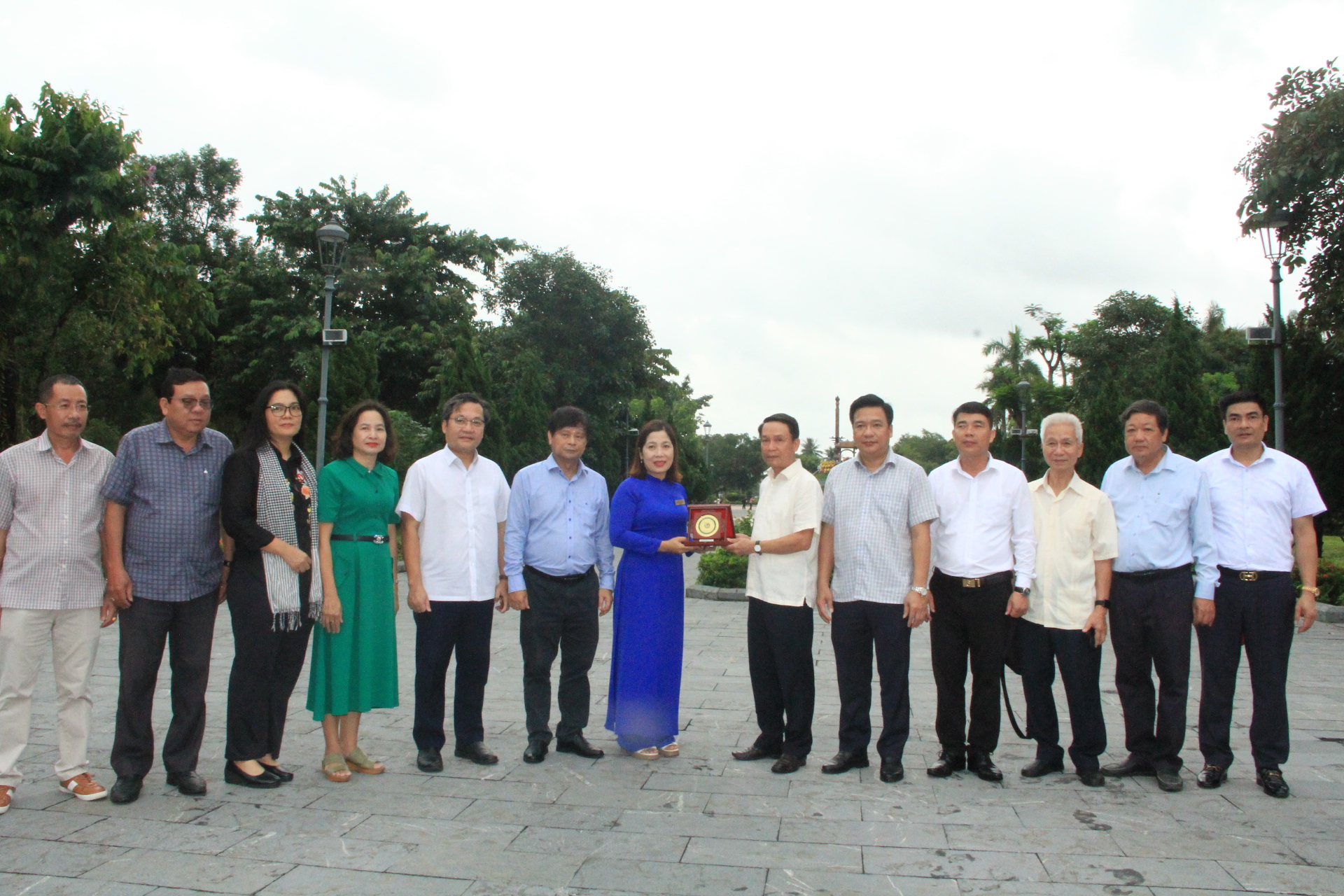 Đo&agrave;n c&ocirc;ng t&aacute;c Hội Nh&agrave; b&aacute;o Việt Nam tri &acirc;n c&aacute;c anh h&ugrave;ng liệt sĩ Th&agrave;nh cổ Quảng Trị - Ảnh 13.