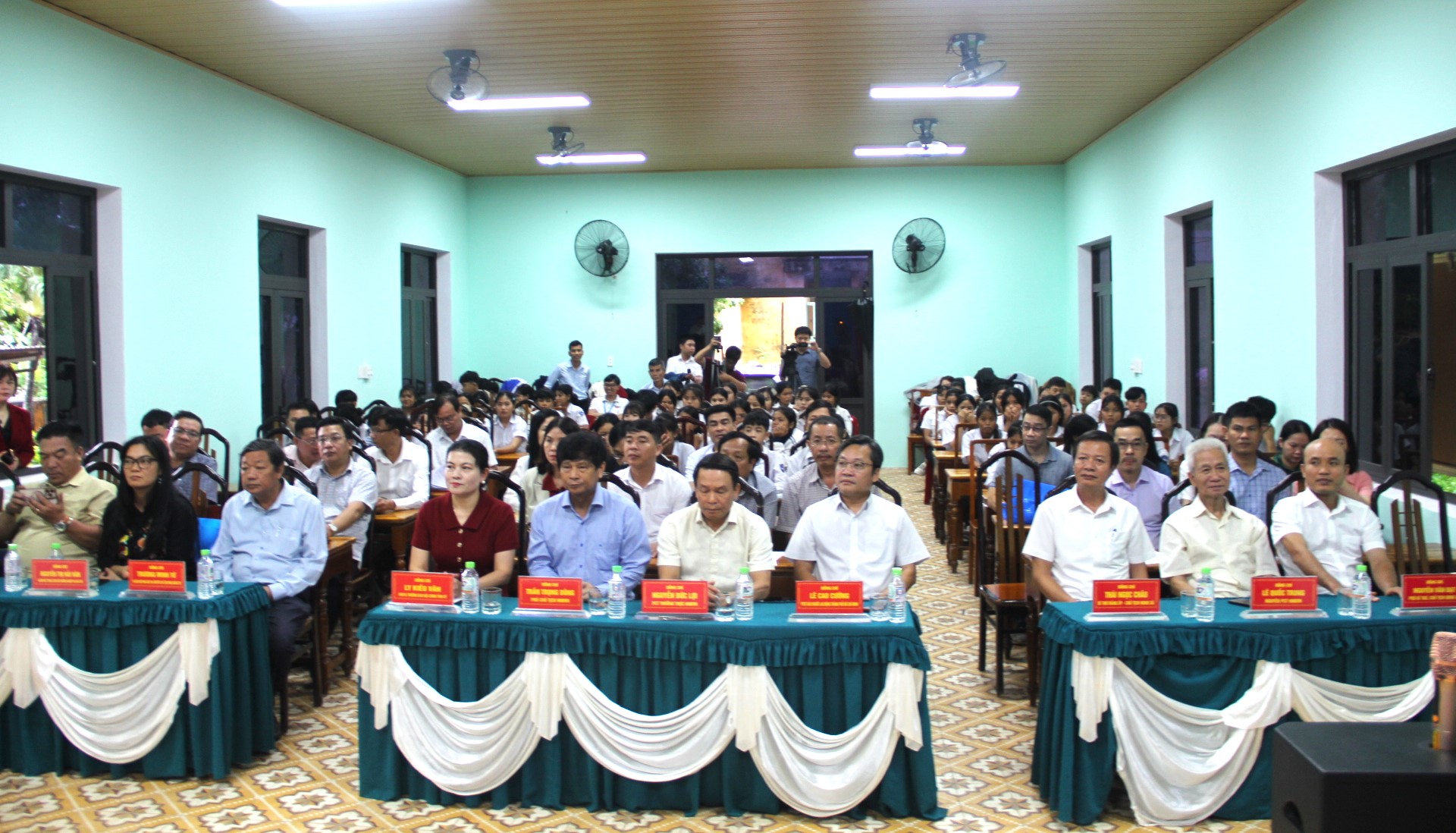 Trao 250 suất học bổng cho học sinh ngh&egrave;o vượt kh&oacute; tại Quảng Trị - Ảnh 1.