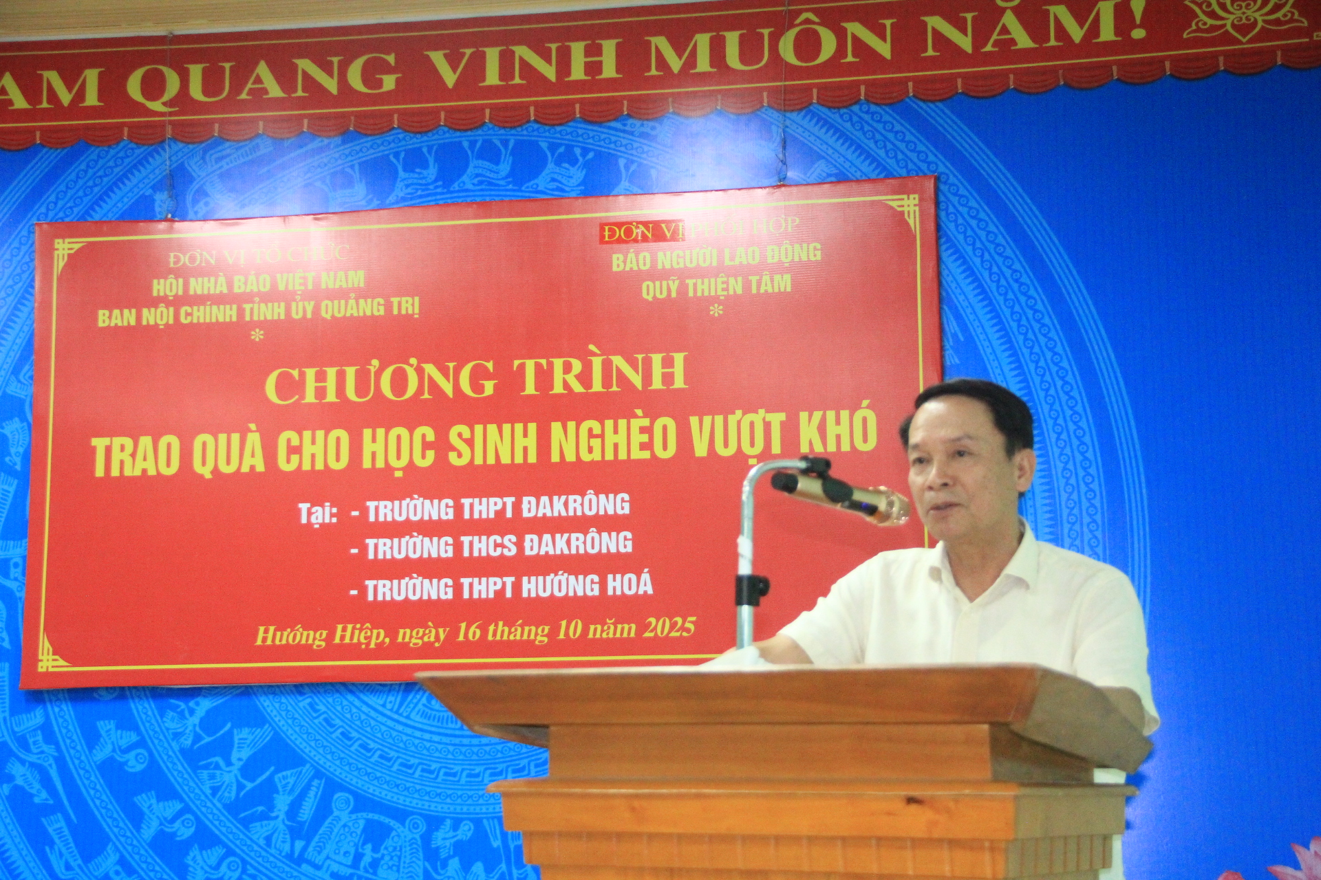 Trao 250 suất học bổng cho học sinh ngh&egrave;o vượt kh&oacute; tại Quảng Trị - Ảnh 2.