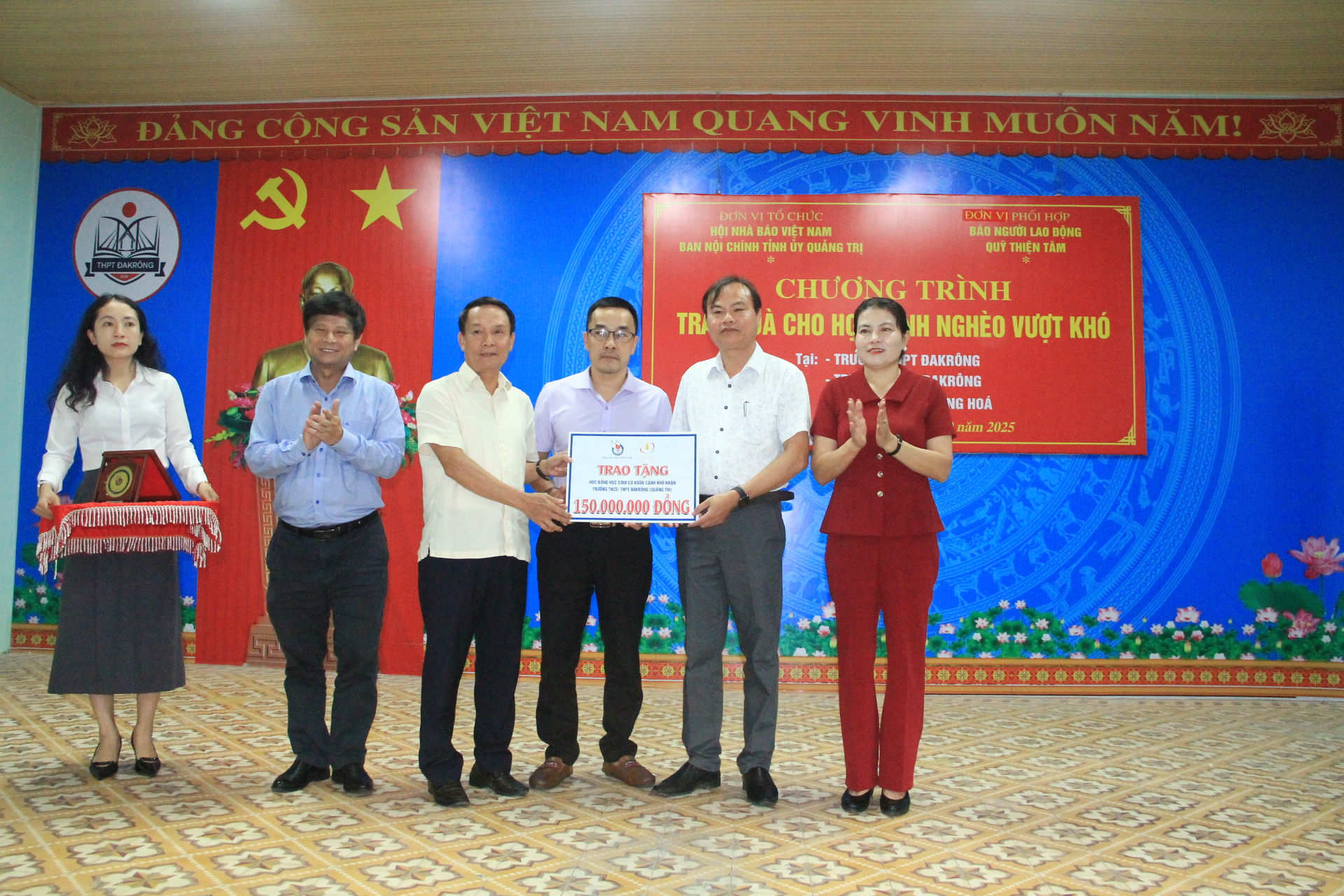 Trao 250 suất học bổng cho học sinh ngh&egrave;o vượt kh&oacute; tại Quảng Trị - Ảnh 4.