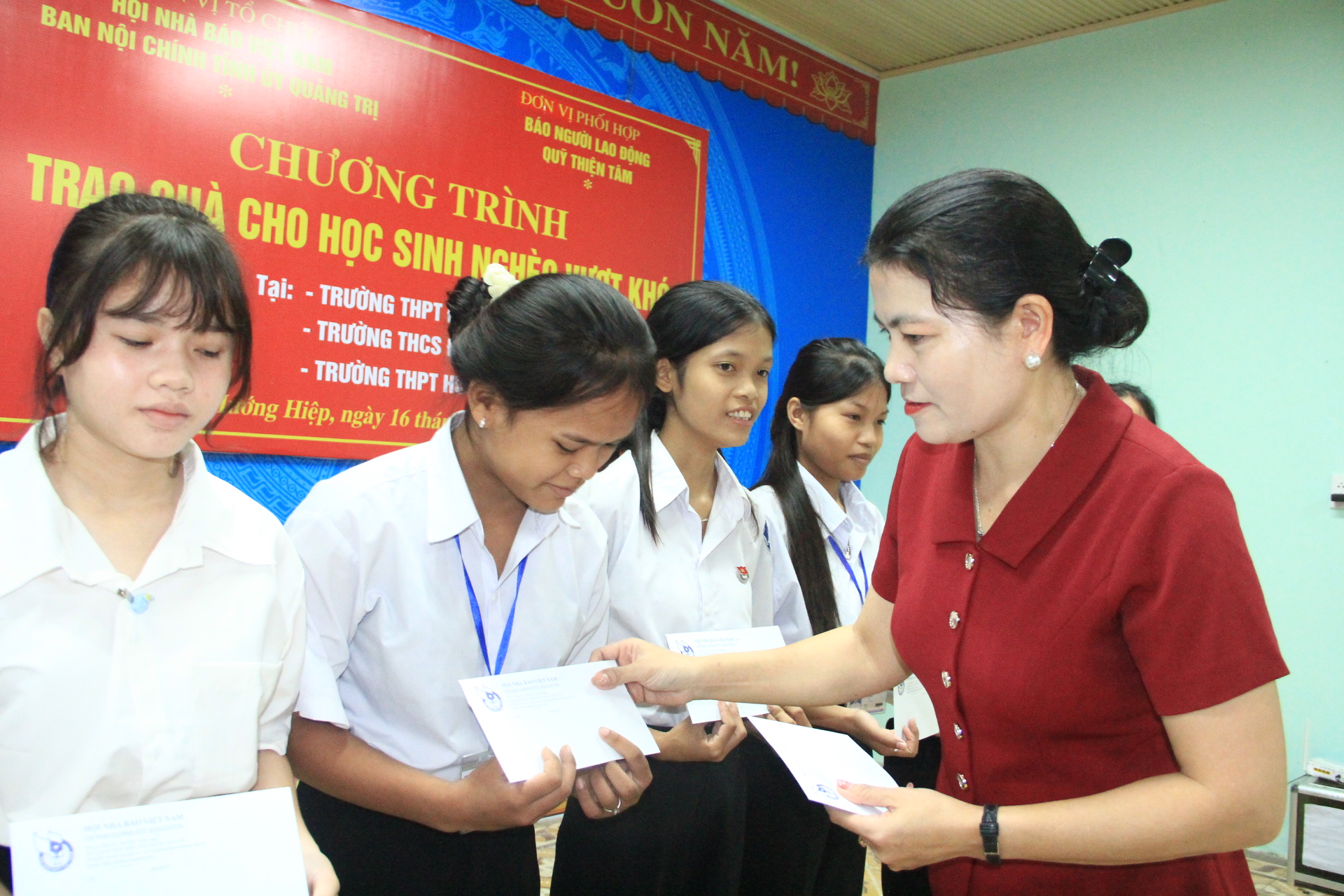 Trao 250 suất học bổng cho học sinh ngh&egrave;o vượt kh&oacute; tại Quảng Trị - Ảnh 8.
