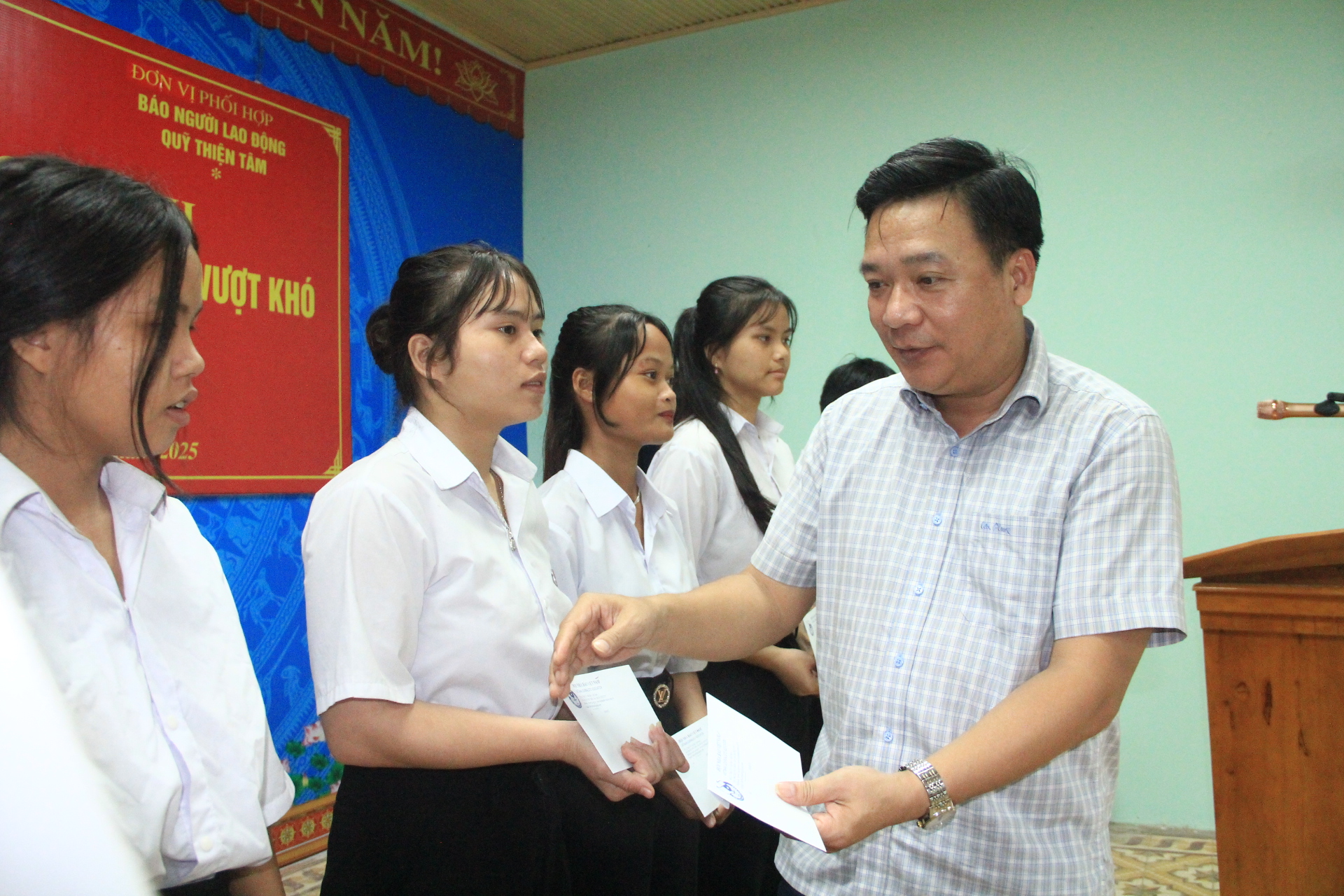 Trao 250 suất học bổng cho học sinh ngh&egrave;o vượt kh&oacute; ở Quảng Trị - Ảnh 1.