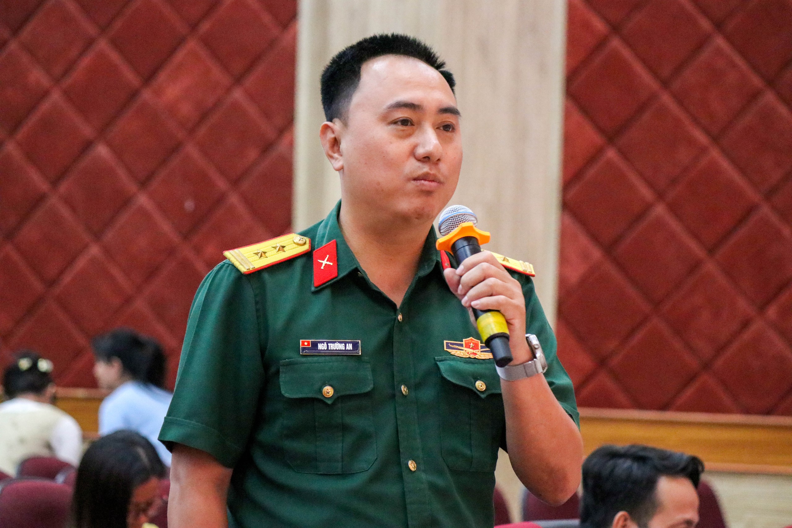 Giao lưu, sinh hoạt ch&iacute;nh trị, văn h&oacute;a với đo&agrave;n phim Mưa đỏ  - Ảnh 11.