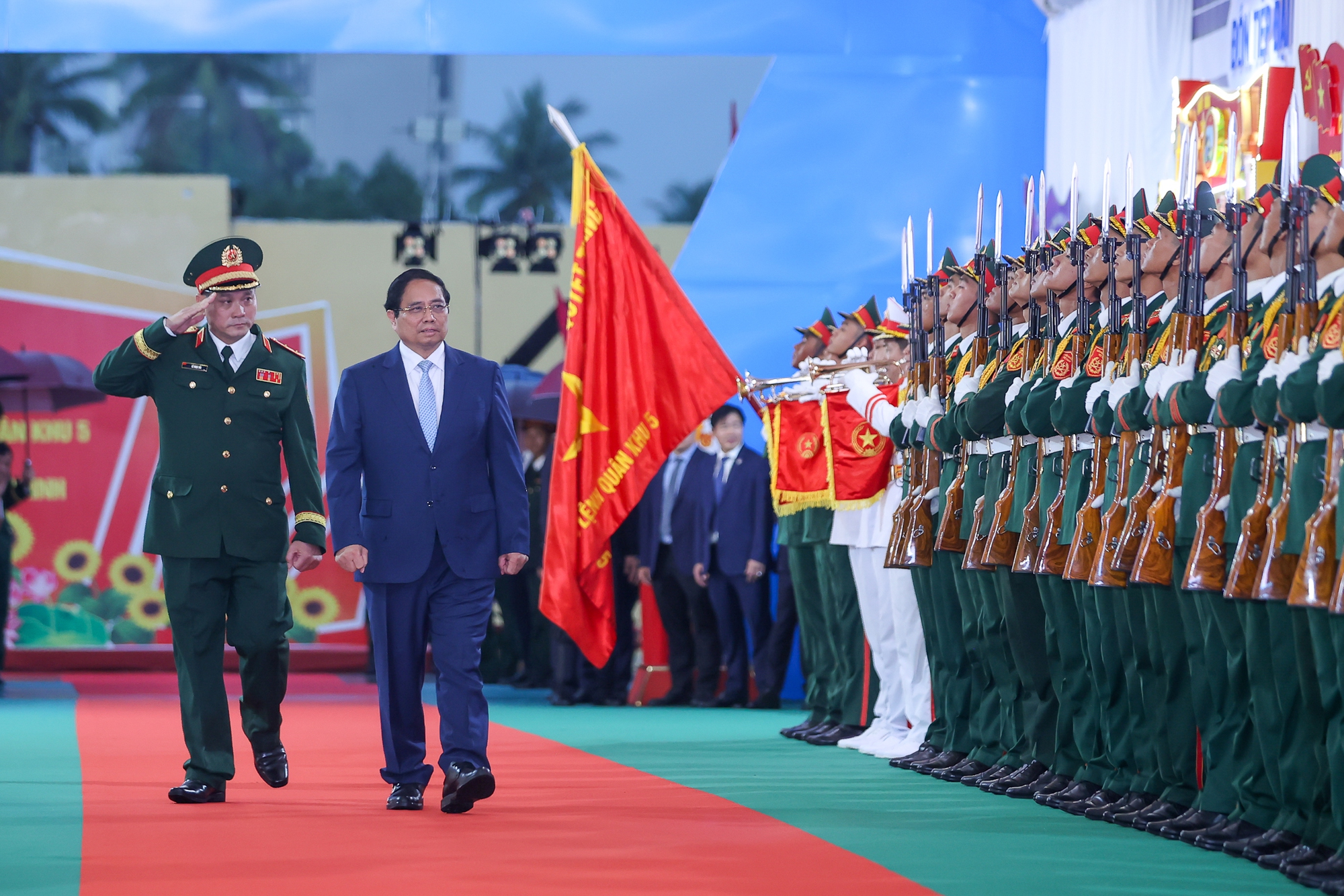 Thủ tướng Phạm Minh Ch&iacute;nh dự lễ kỷ niệm 80 năm Lực lượng vũ trang Qu&acirc;n khu 5 - Ảnh 2.