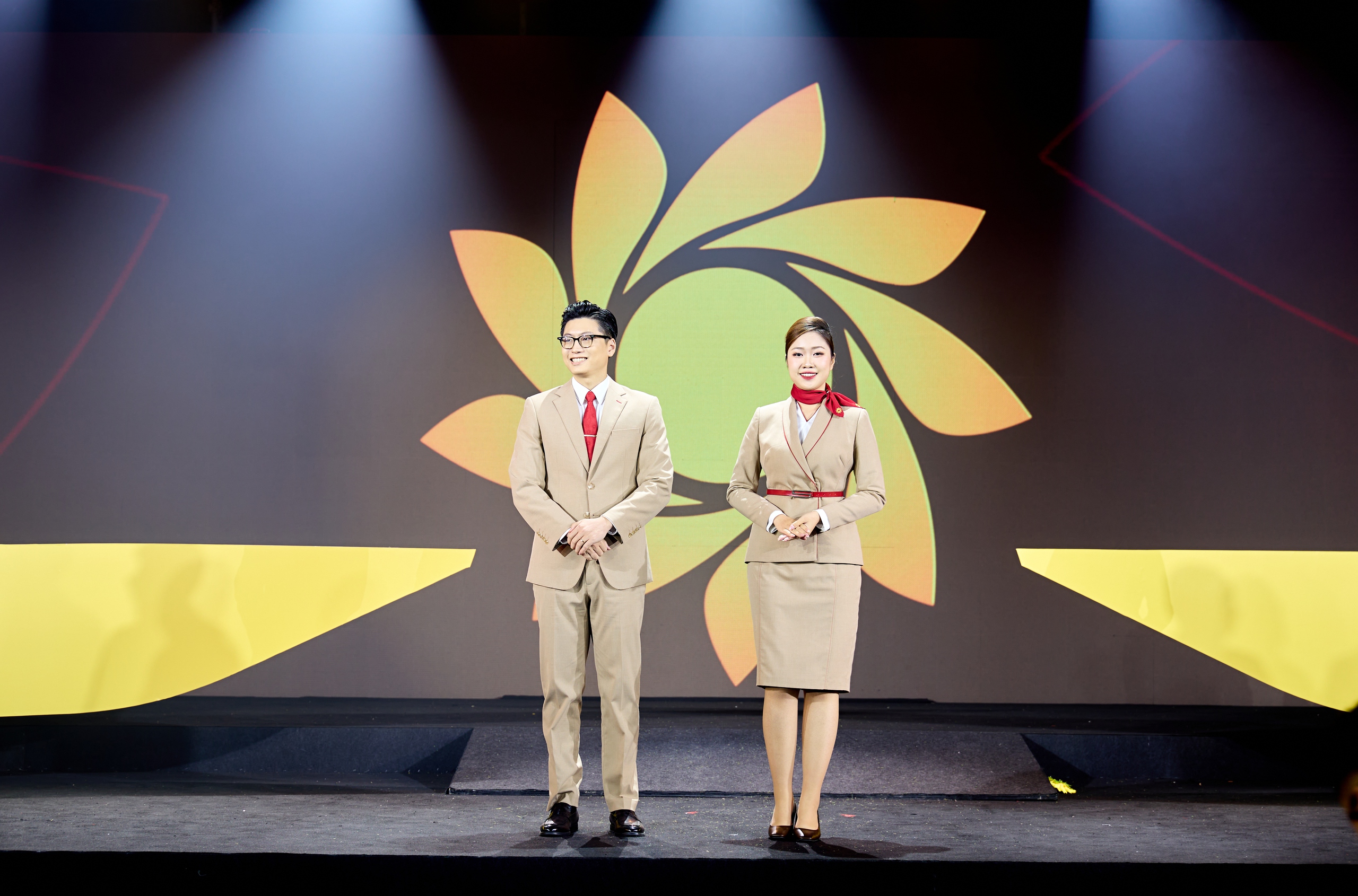 "Soi" đồng phục tiếp vi&ecirc;n, phi c&ocirc;ng Sun PhuQuoc Airways - Ảnh 2.
