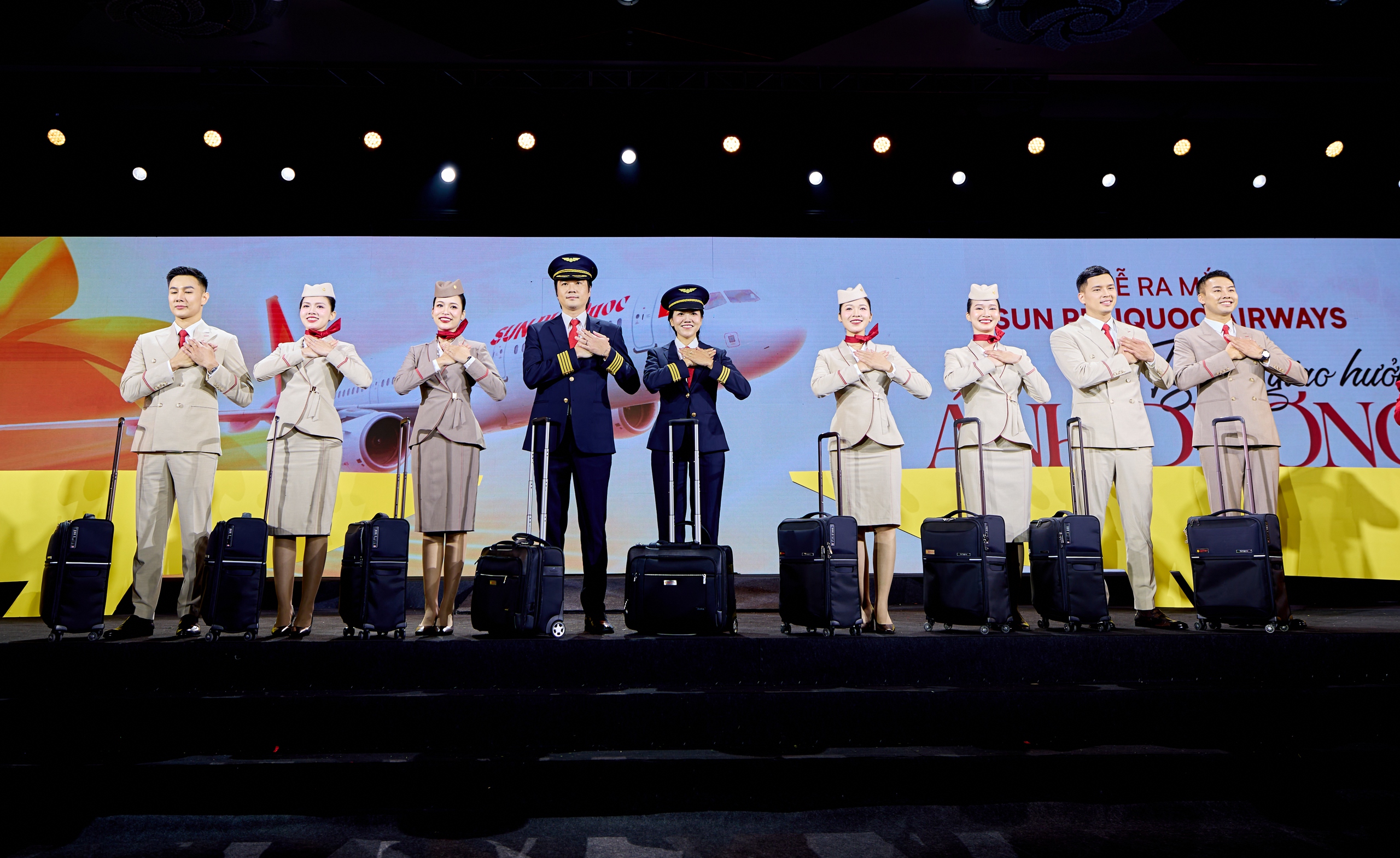 "Soi" đồng phục tiếp vi&ecirc;n, phi c&ocirc;ng Sun PhuQuoc Airways - Ảnh 1.