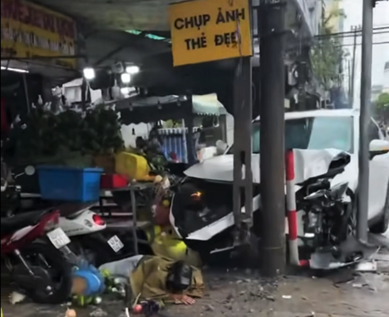 Ô tô tông xe máy tại chợ Tam Giác Đà Nẵng khiến 2 người bị thương - Ảnh 1.