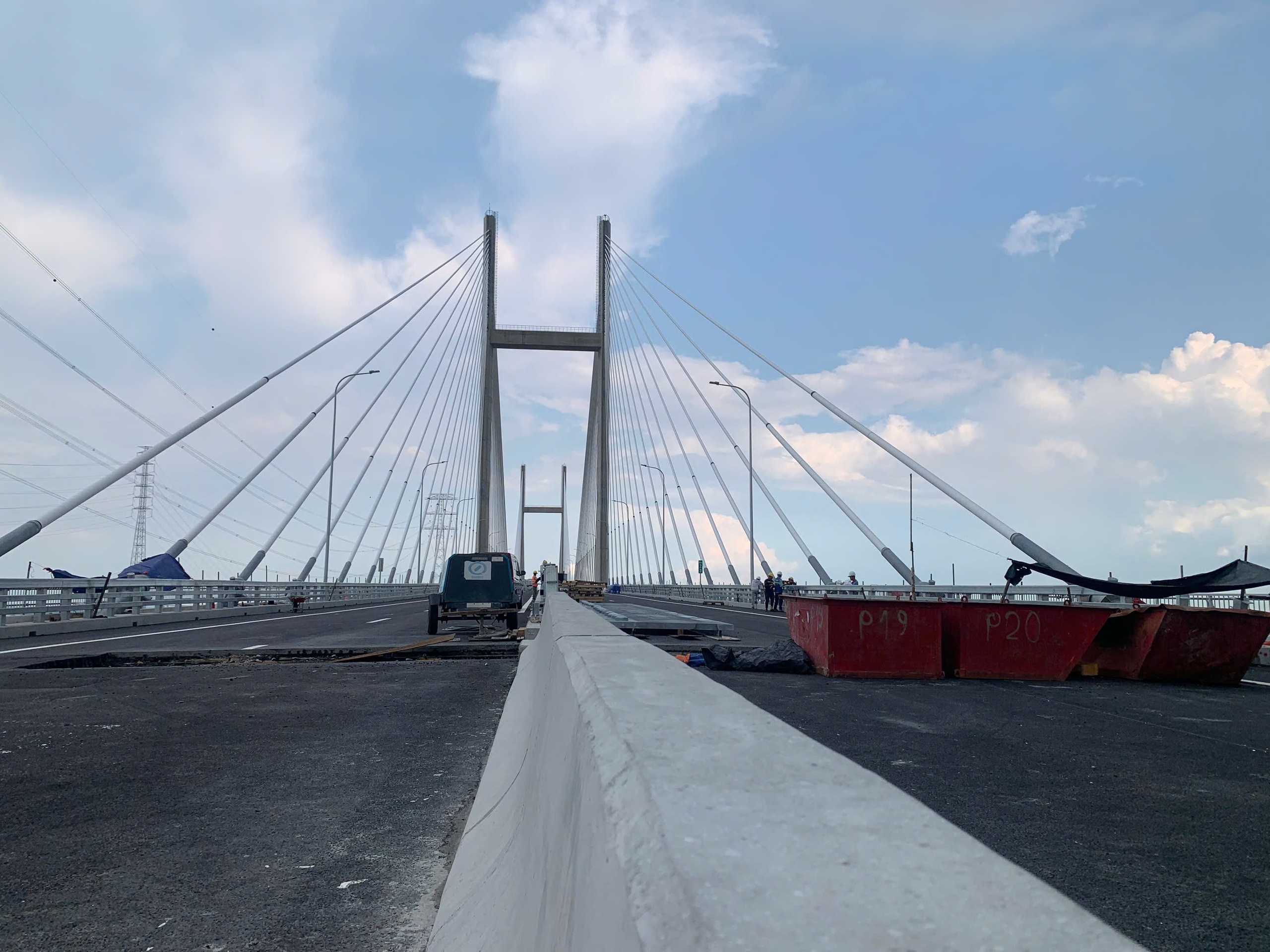 Cầu dây văng cao nhất Việt Nam về đích, nhưng chưa thể mở cửa - Ảnh 7.