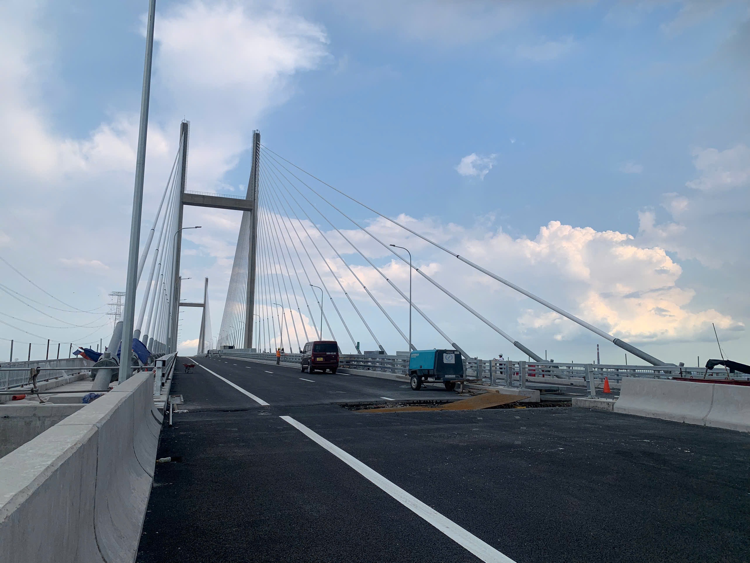 Cầu dây văng cao nhất Việt Nam về đích, nhưng chưa thể mở cửa - Ảnh 8.