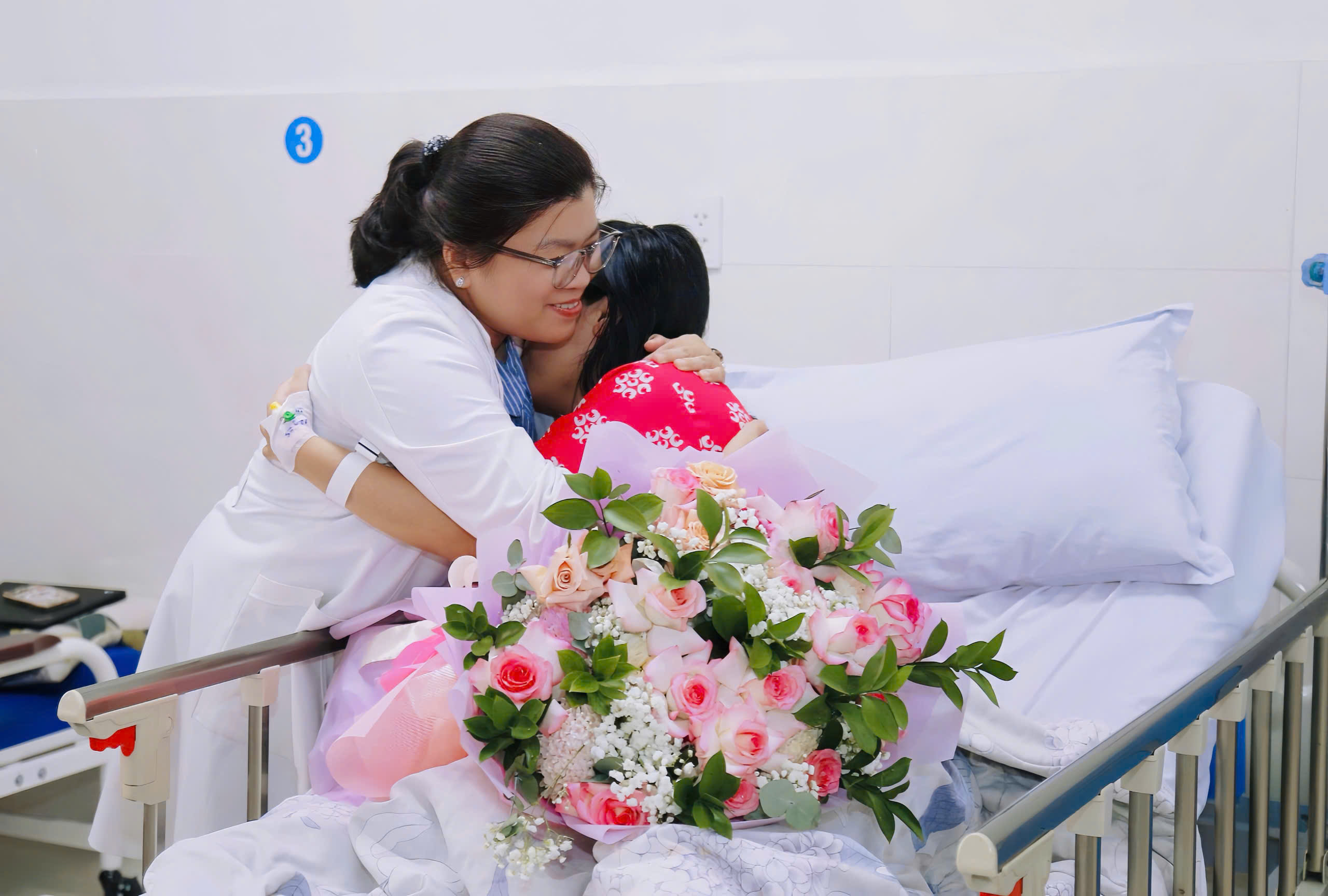 B&aacute;c sĩ mổ tim thai nhi ngay trong bụng mẹ, 80 ph&uacute;t gi&agrave;nh lại sự sống - Ảnh 7.