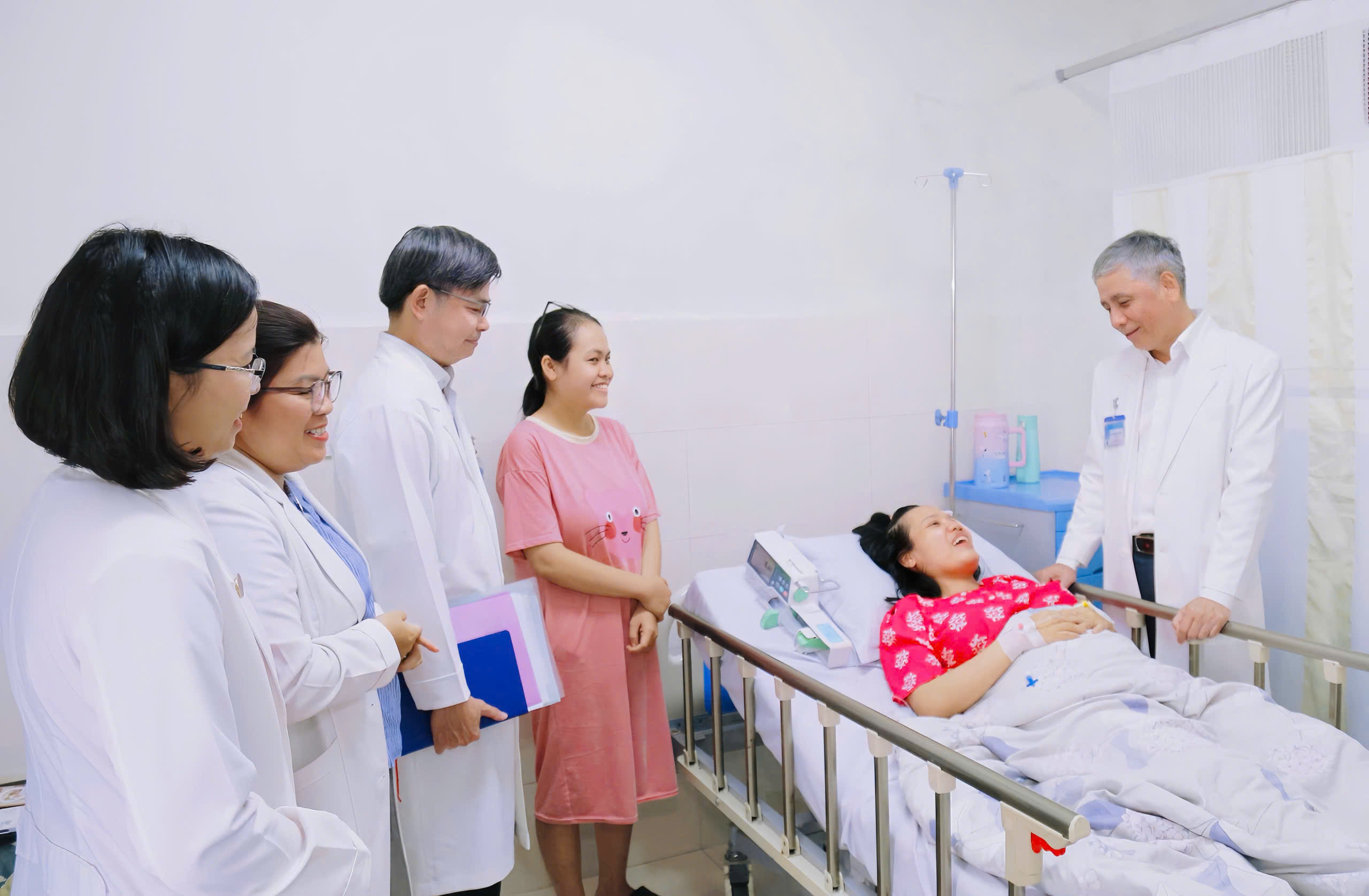 B&aacute;c sĩ mổ tim thai nhi ngay trong bụng mẹ, 80 ph&uacute;t gi&agrave;nh lại sự sống - Ảnh 6.