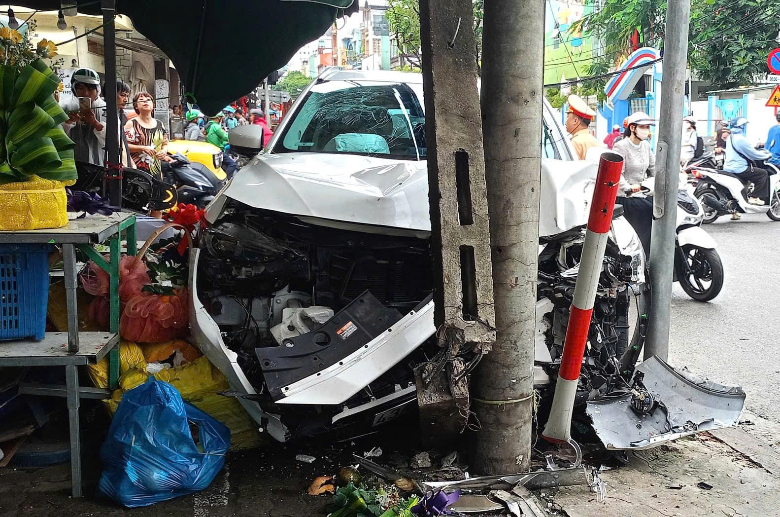 Ô tô tông xe máy tại chợ Tam Giác Đà Nẵng khiến 2 người bị thương - Ảnh 2.